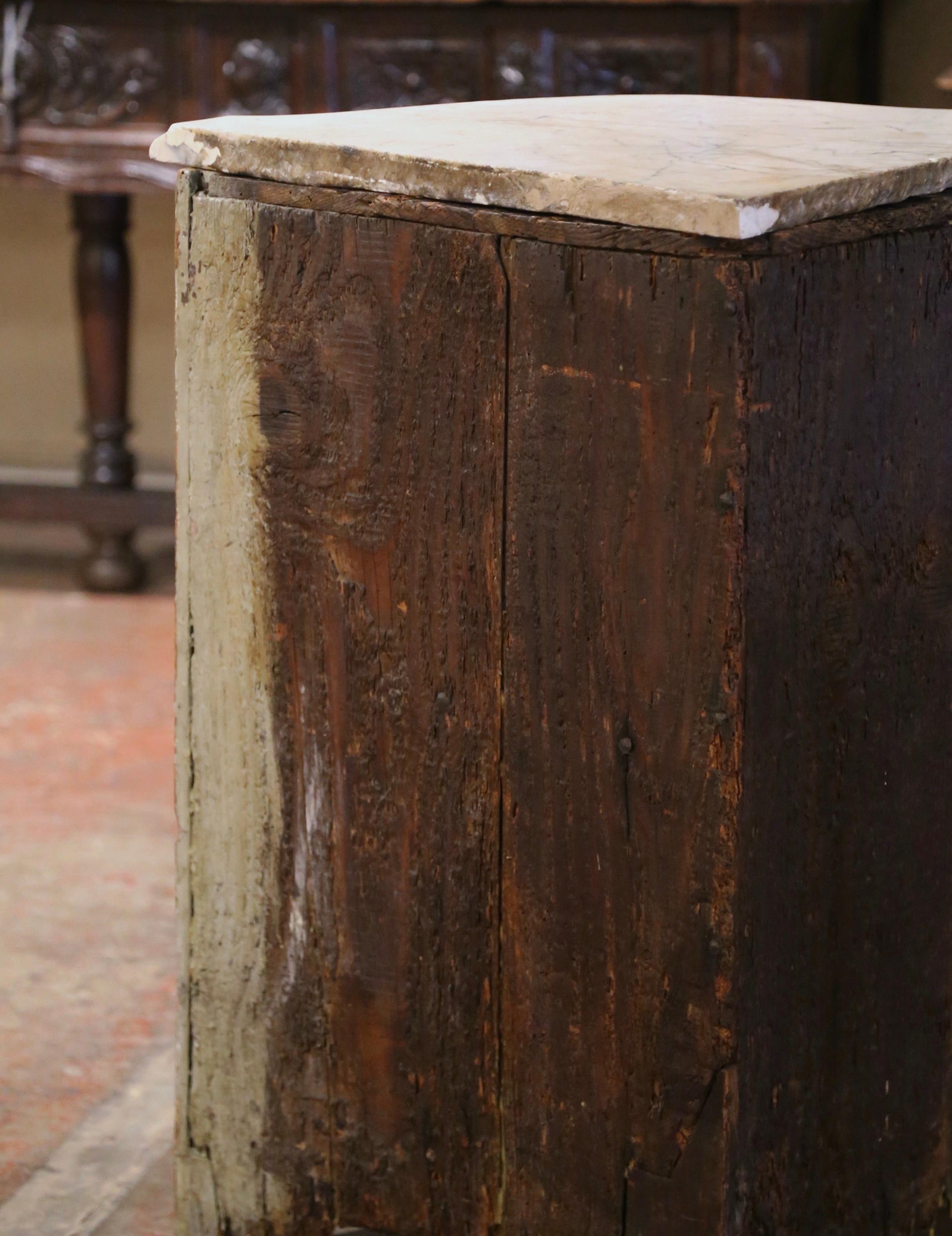 Cabinet d'angle à deux portes en orme sculpté du XVIIIe siècle de style Louis XV en vente 7