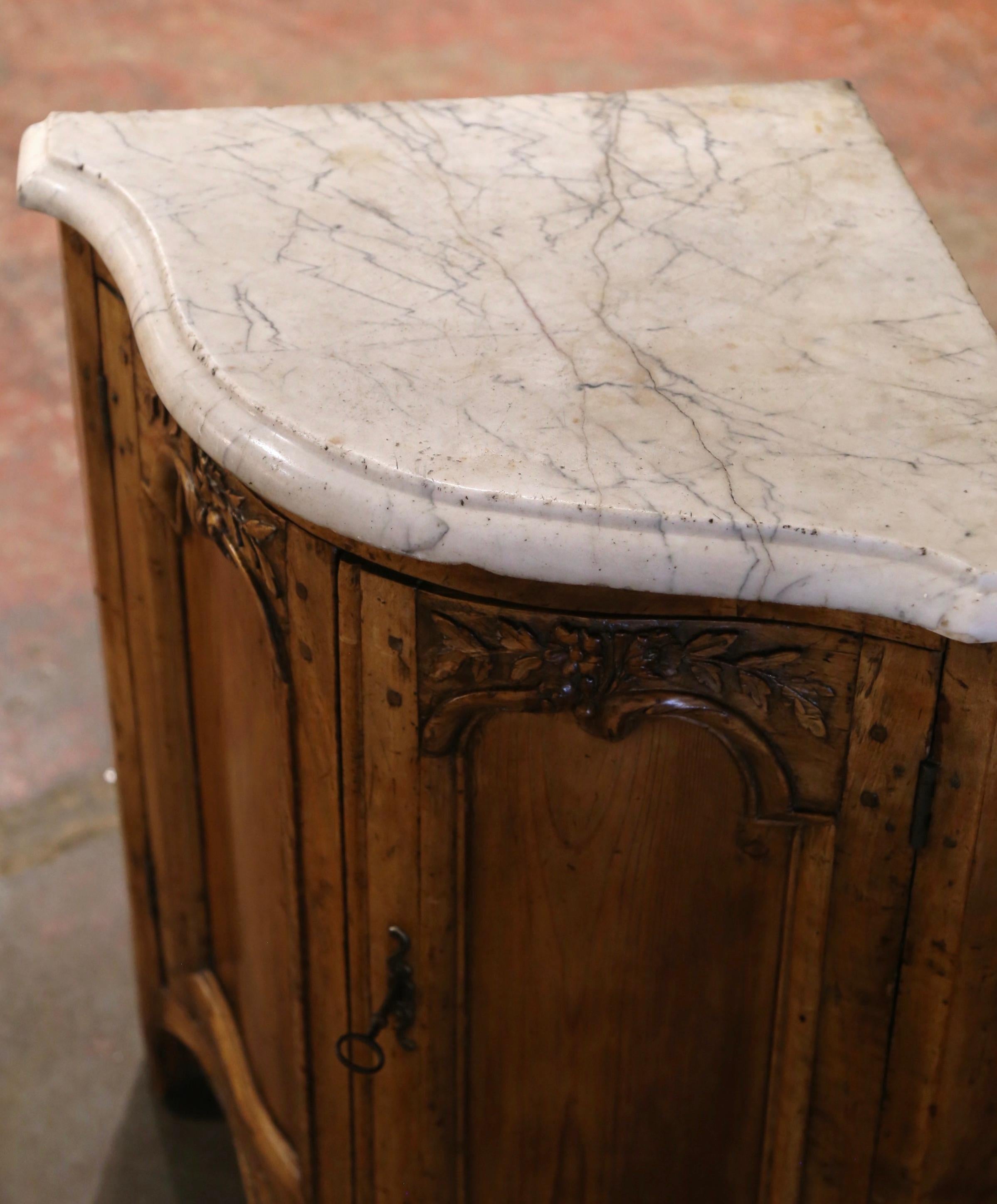 Sculpté à la main Cabinet d'angle à deux portes en orme sculpté du XVIIIe siècle de style Louis XV en vente