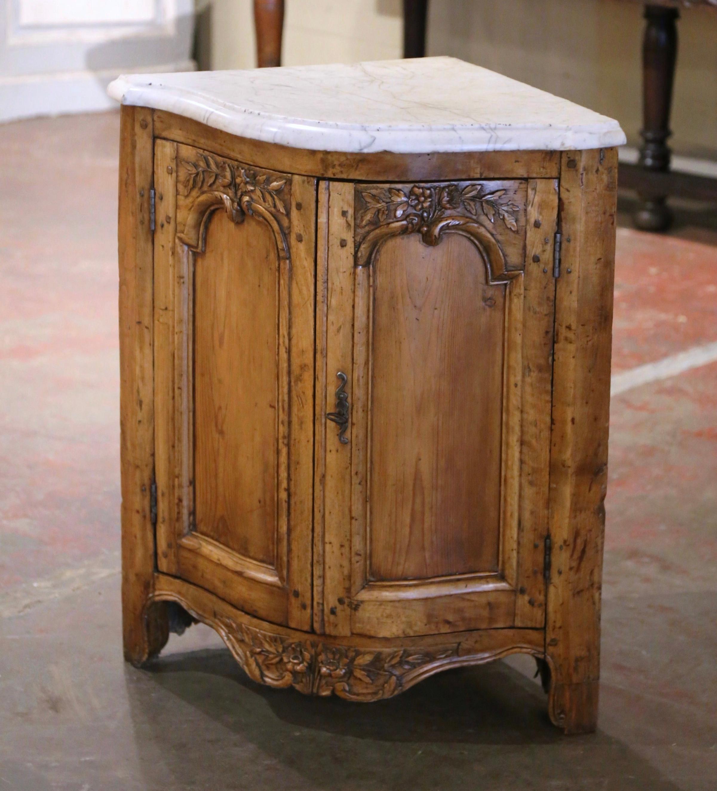 Cabinet d'angle à deux portes en orme sculpté du XVIIIe siècle de style Louis XV Excellent état - En vente à Dallas, TX