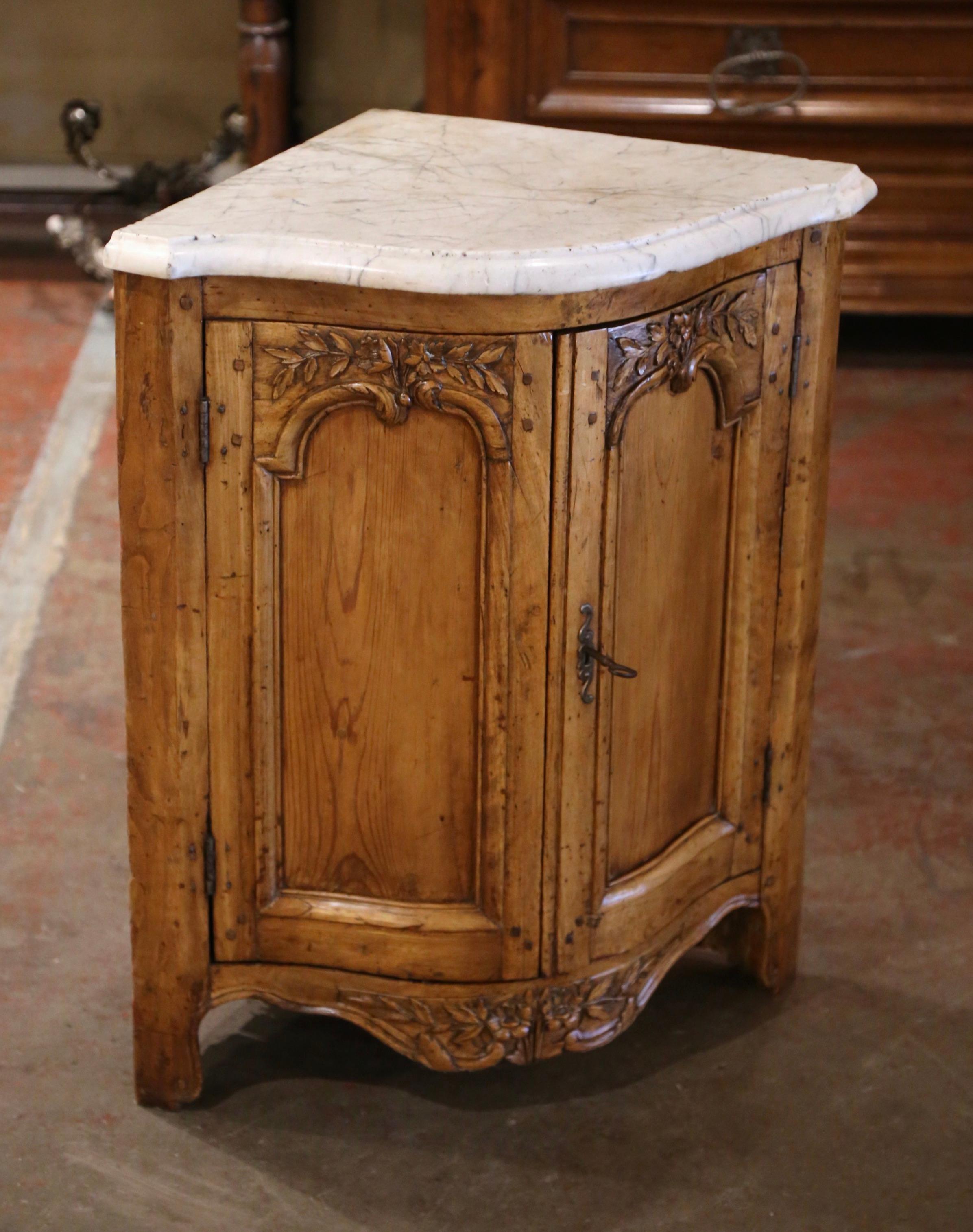 Marbre Cabinet d'angle à deux portes en orme sculpté du XVIIIe siècle de style Louis XV en vente