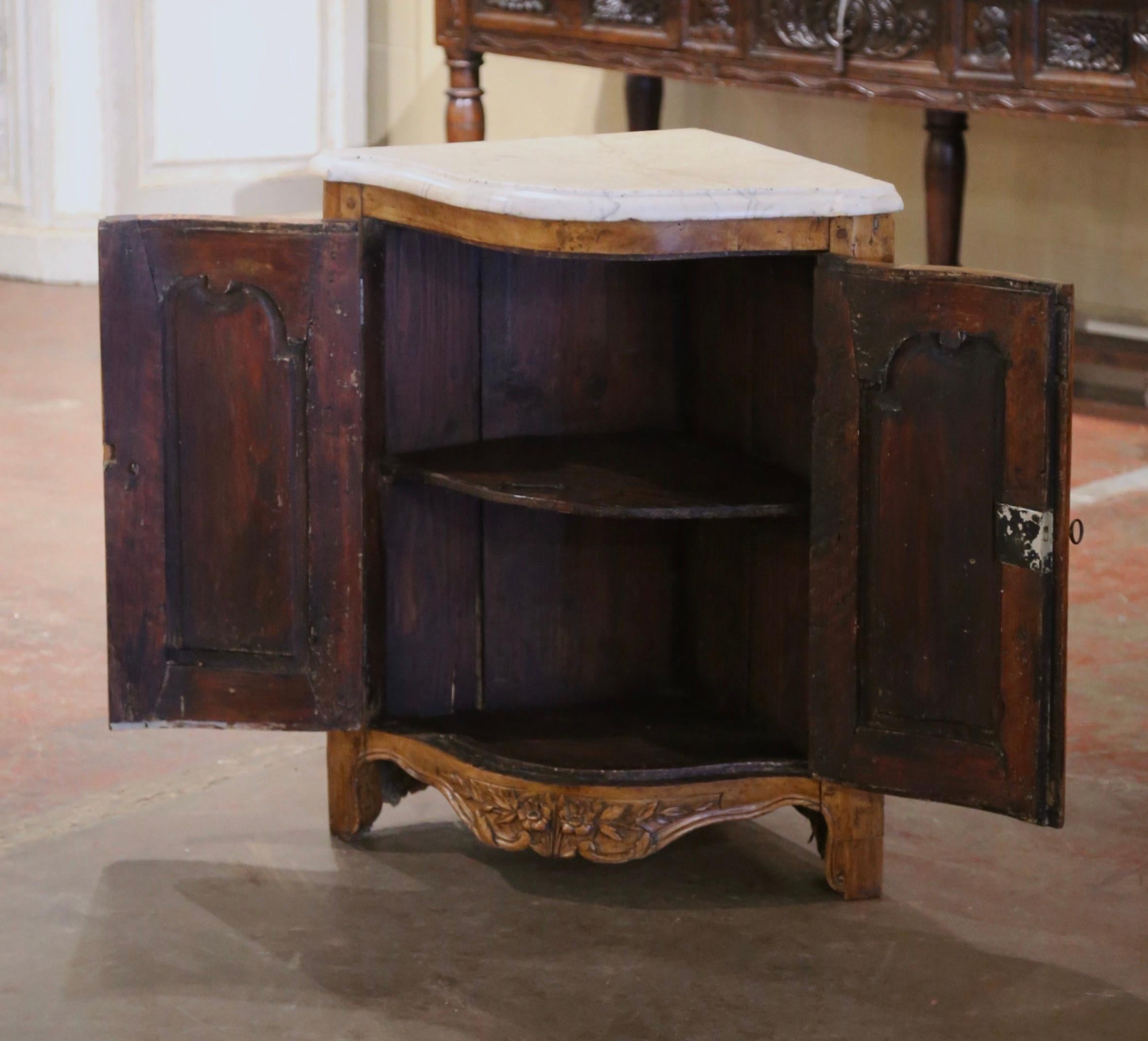 Cabinet d'angle à deux portes en orme sculpté du XVIIIe siècle de style Louis XV en vente 1