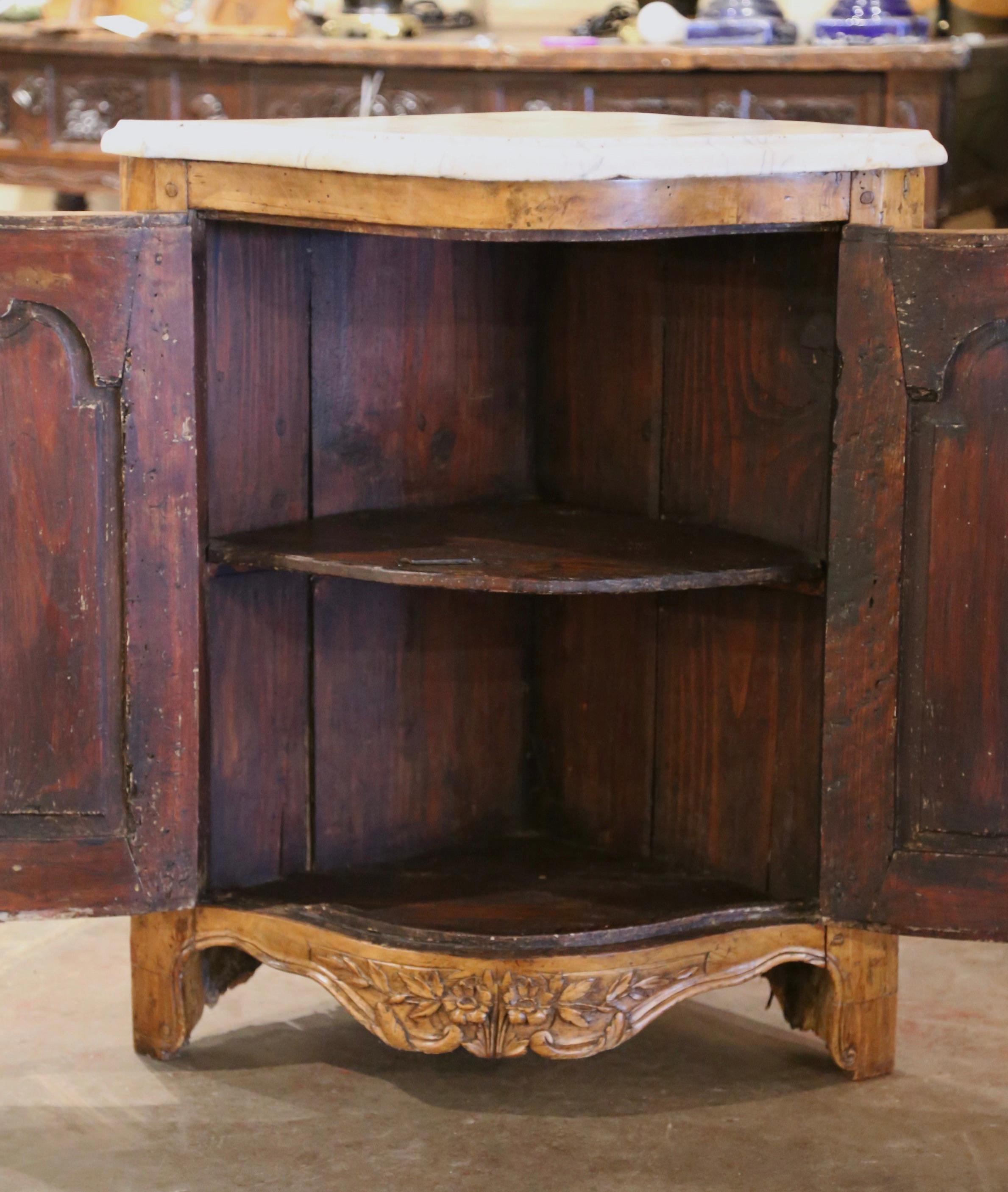 Cabinet d'angle à deux portes en orme sculpté du XVIIIe siècle de style Louis XV en vente 2