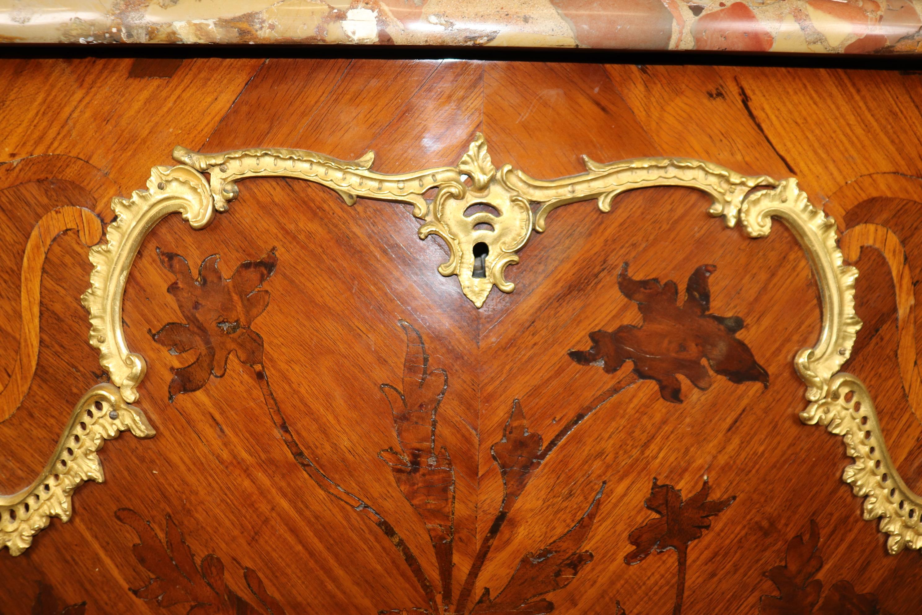Commode Louis XV du 18ème siècle avec dessus en marbre incrusté et montures en bronze doré en vente 5
