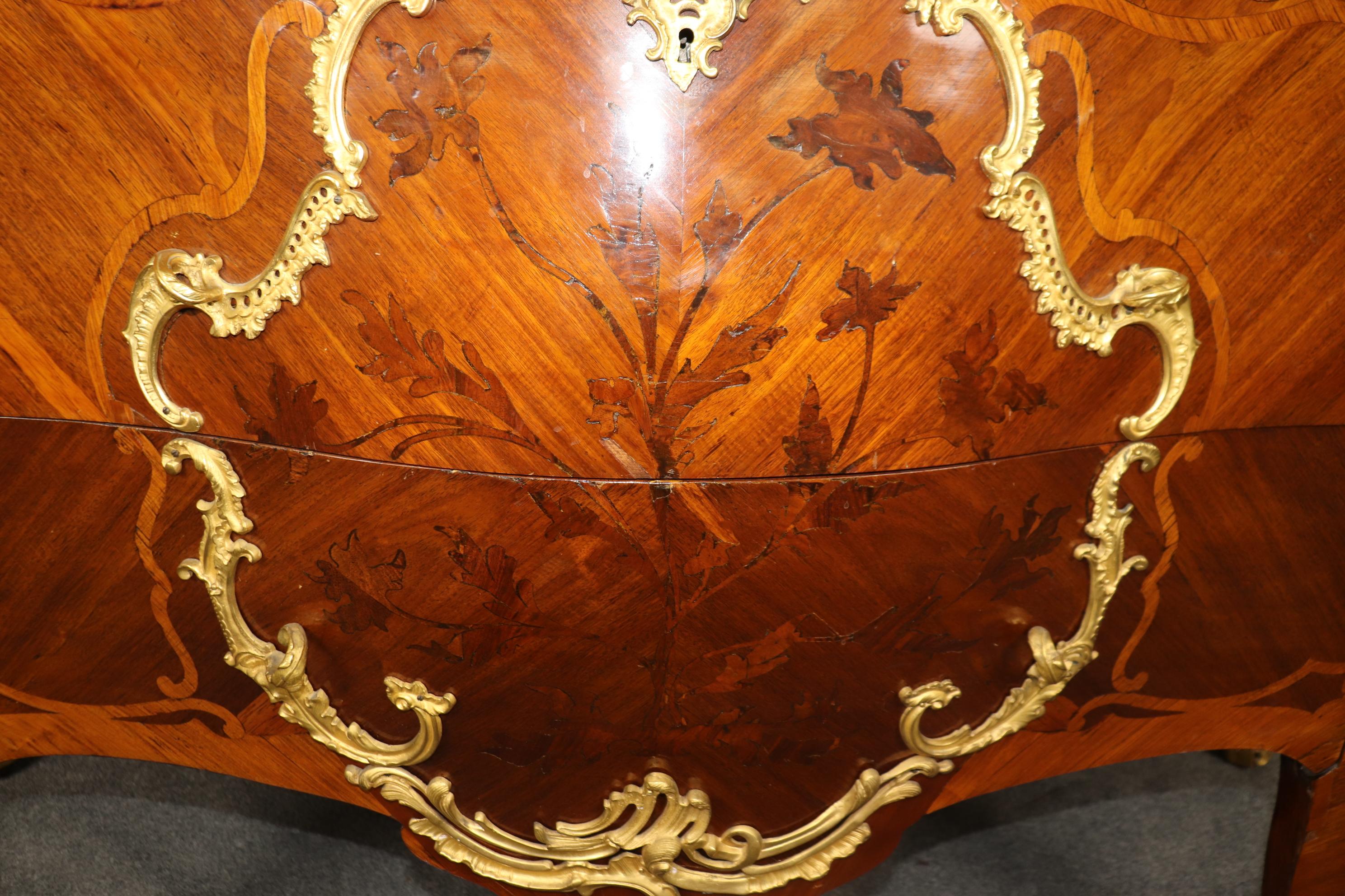 Commode Louis XV du 18ème siècle avec dessus en marbre incrusté et montures en bronze doré en vente 6