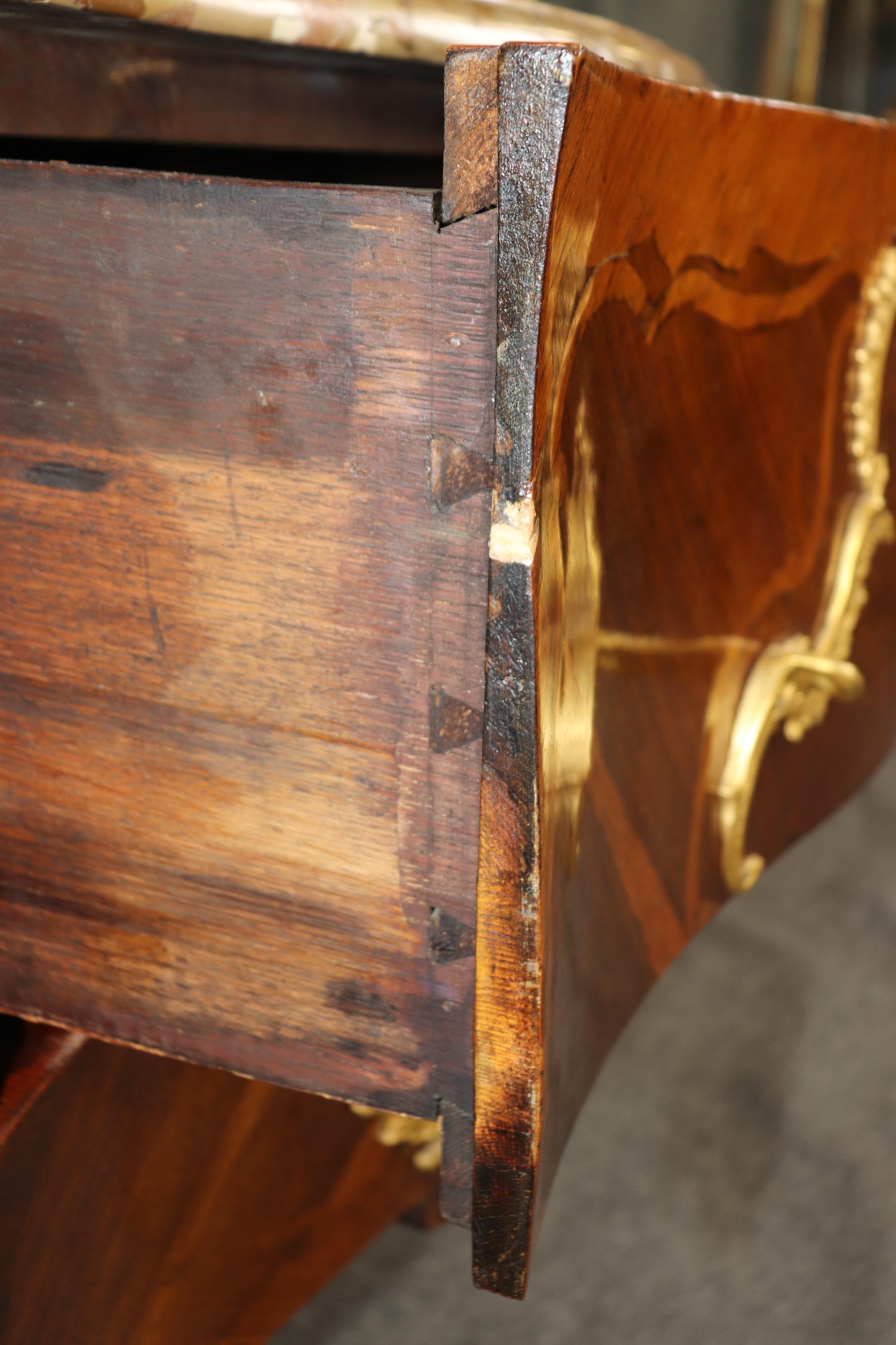 Commode Louis XV du 18ème siècle avec dessus en marbre incrusté et montures en bronze doré en vente 7