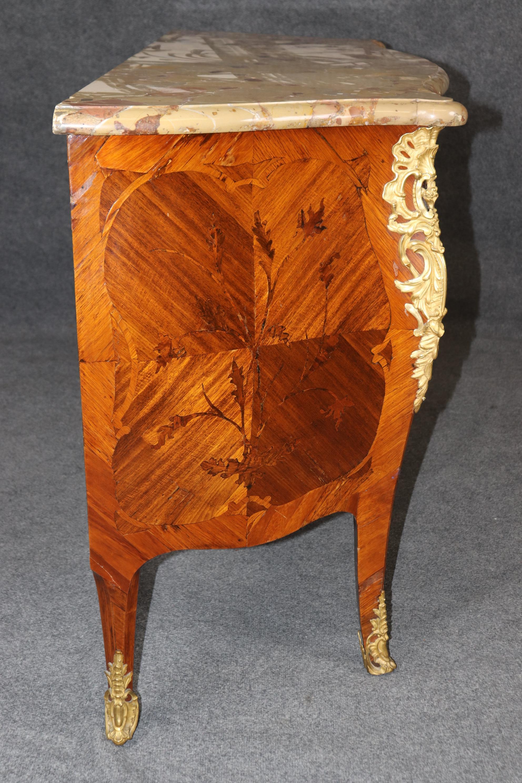 Français Commode Louis XV du 18ème siècle avec dessus en marbre incrusté et montures en bronze doré en vente