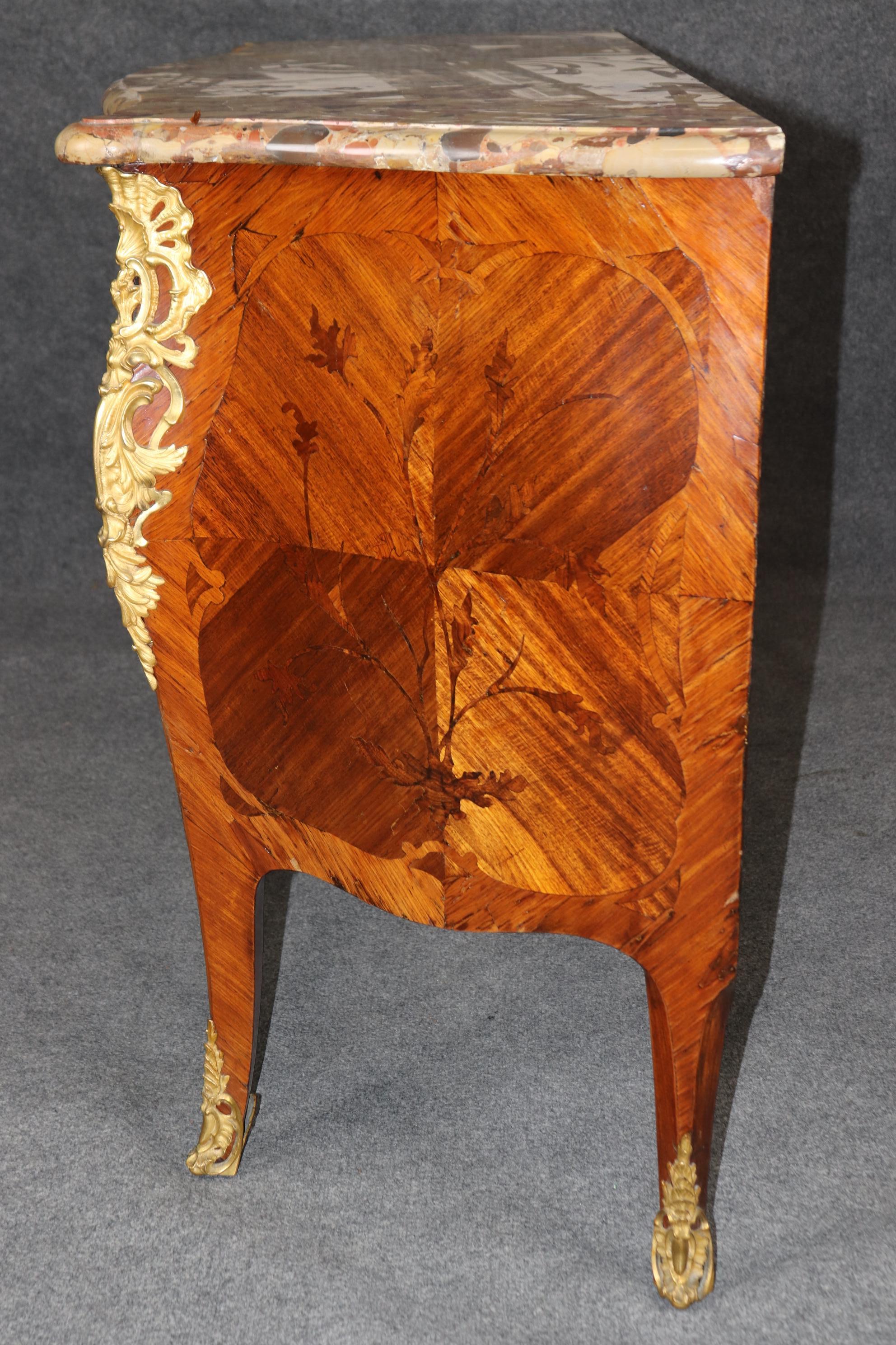 Sculpté à la main Commode Louis XV du 18ème siècle avec dessus en marbre incrusté et montures en bronze doré en vente