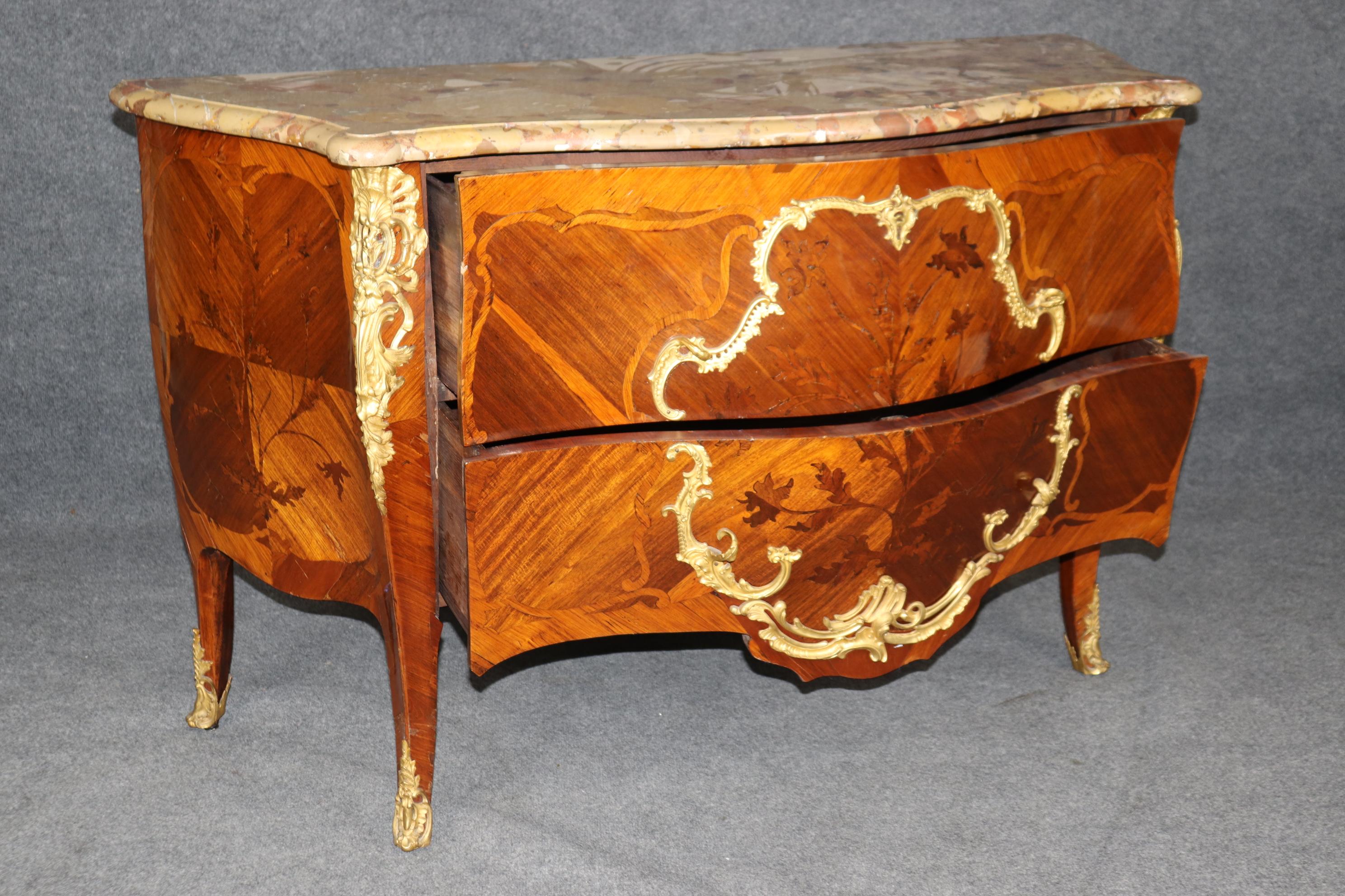 Commode Louis XV du 18ème siècle avec dessus en marbre incrusté et montures en bronze doré Bon état - En vente à Swedesboro, NJ