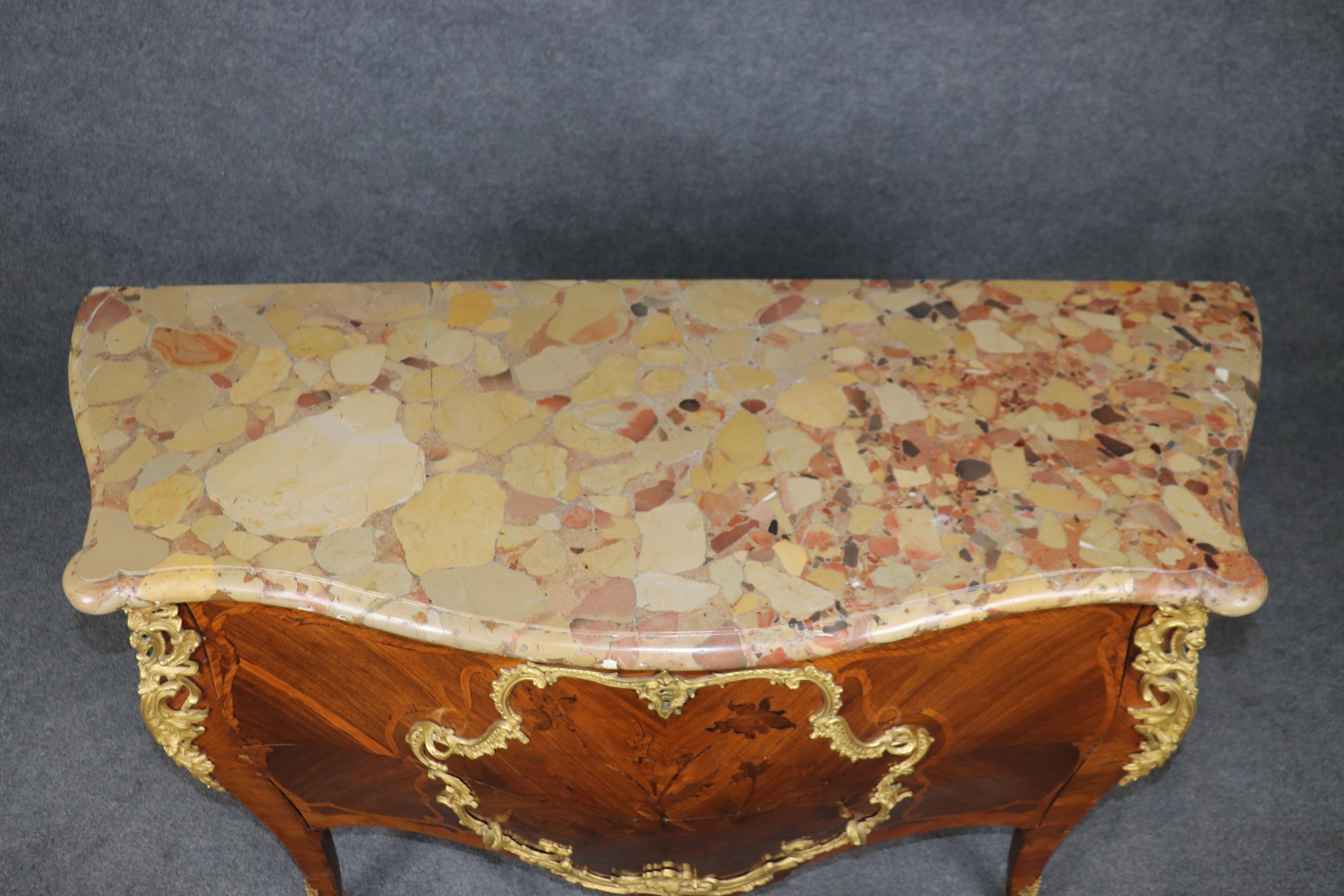 XVIIIe siècle et antérieur Commode Louis XV du 18ème siècle avec dessus en marbre incrusté et montures en bronze doré en vente