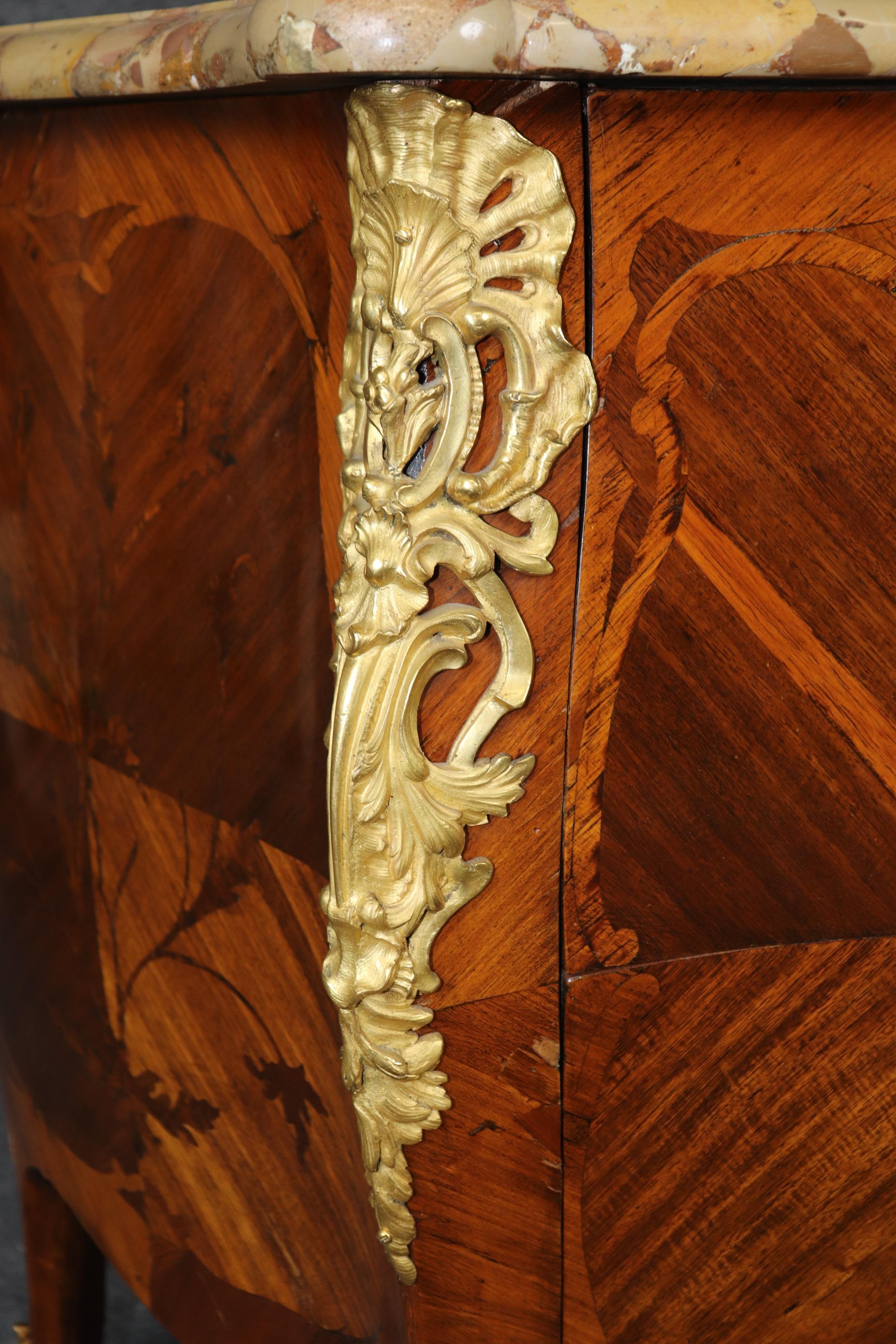 Commode Louis XV du 18ème siècle avec dessus en marbre incrusté et montures en bronze doré en vente 2