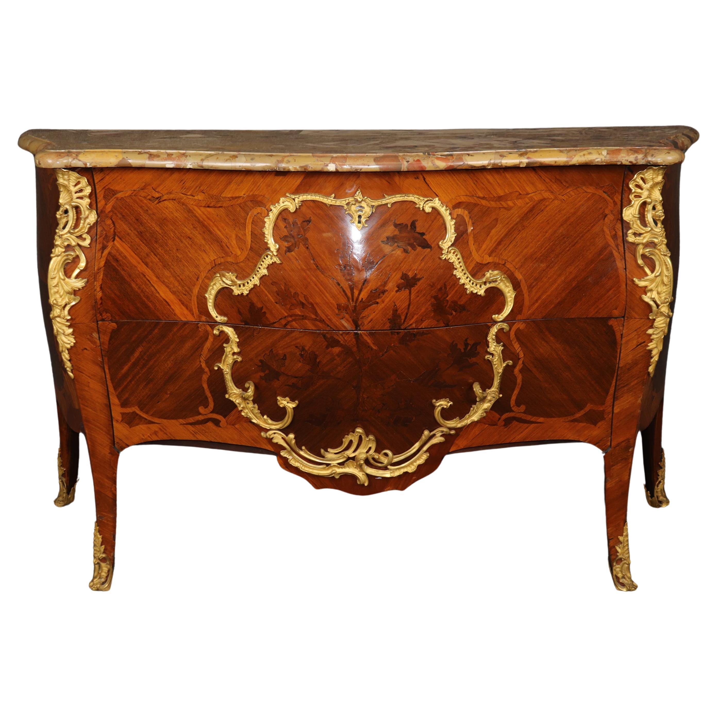 Commode Louis XV du 18ème siècle avec dessus en marbre incrusté et montures en bronze doré en vente