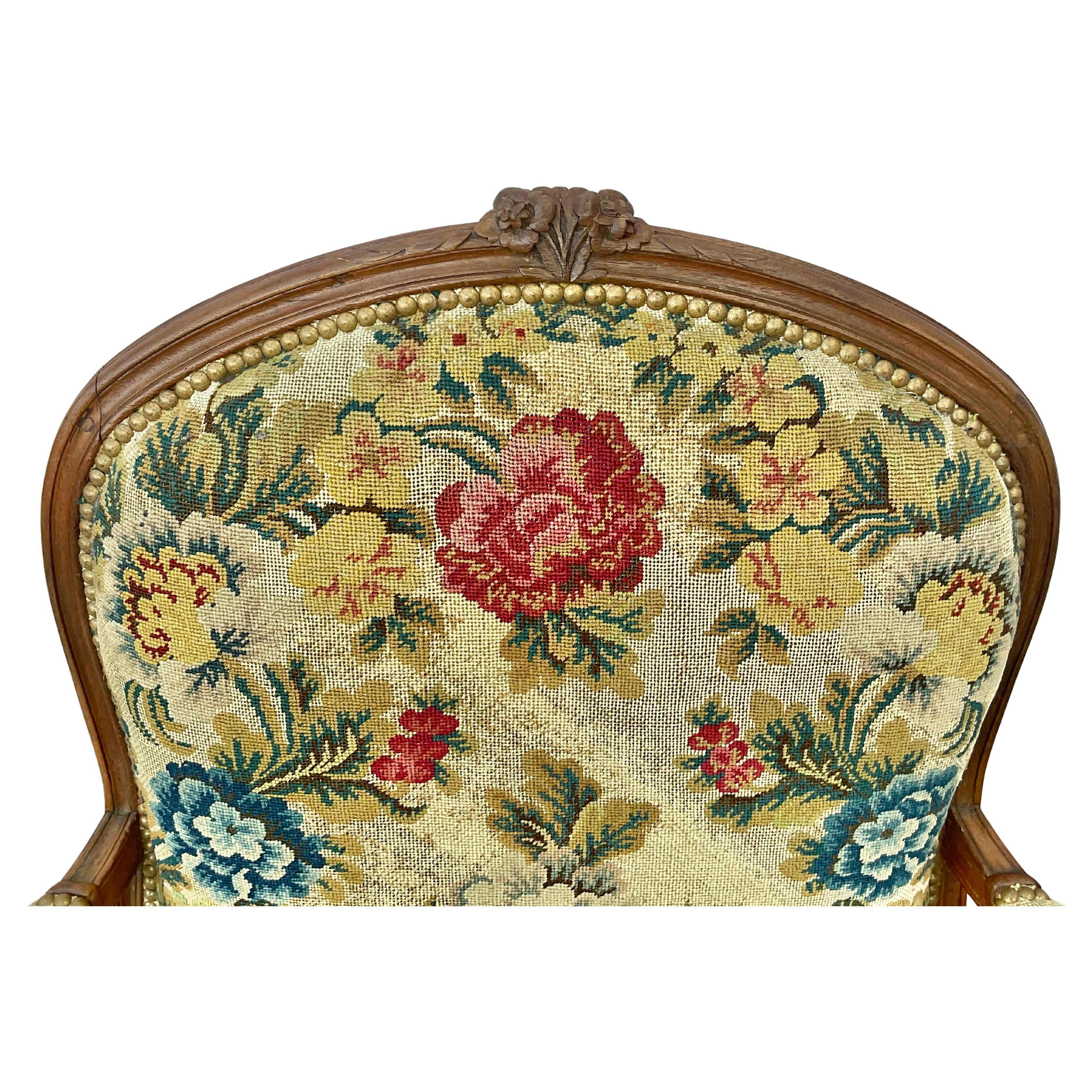 Grande paire d'élégants fauteuils Fauteuil Louis XV du XVIIIe siècle, sculptés à l'aiguille. Ces chaises évoquent le charme et le raffinement de l'époque Louis XV. Elles sont dotées d'un cadre en bois sculpté à la main et d'une tapisserie à