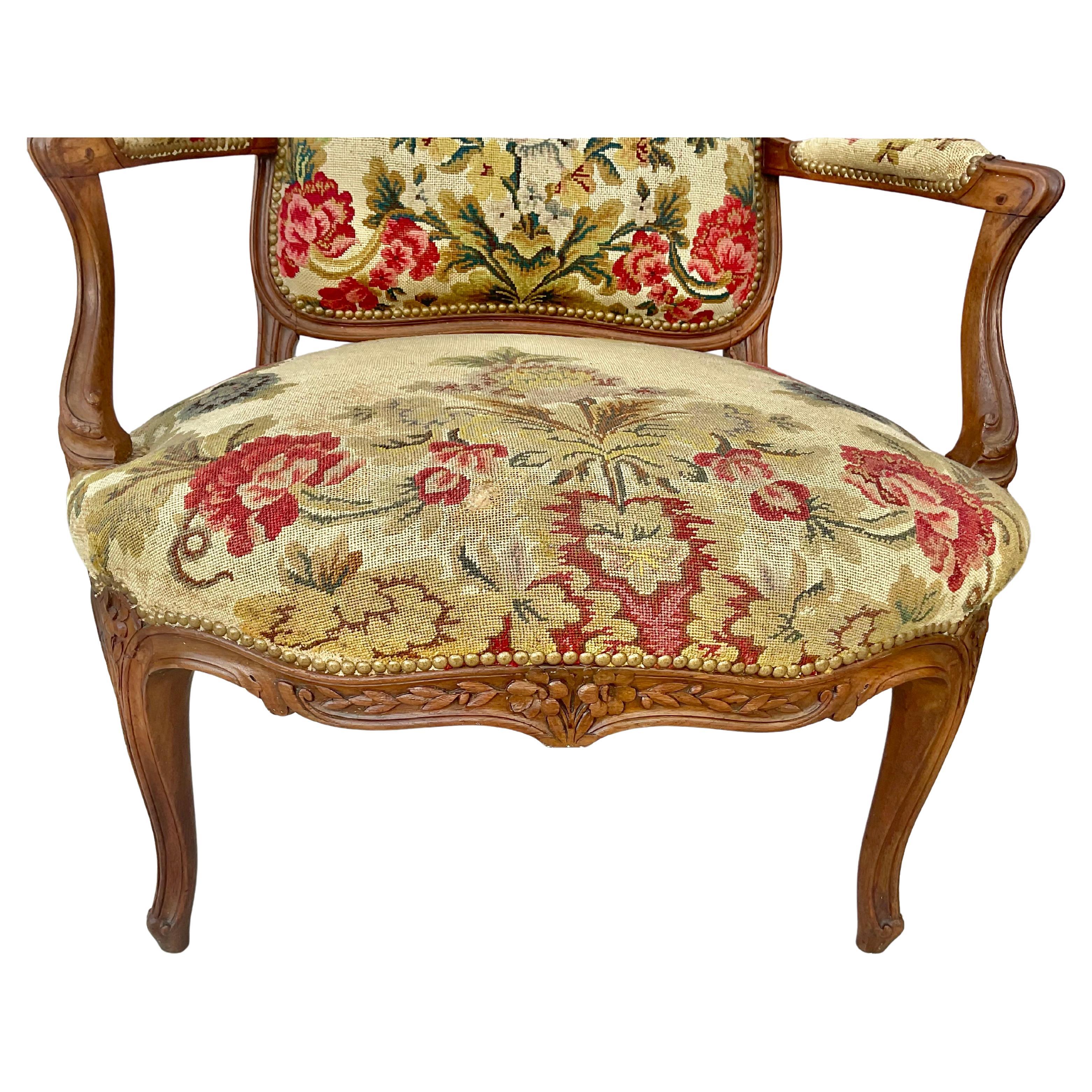 Français Fauteuils Fauteuil à aiguilles Louis XV du XVIIIe siècle - une paire en vente