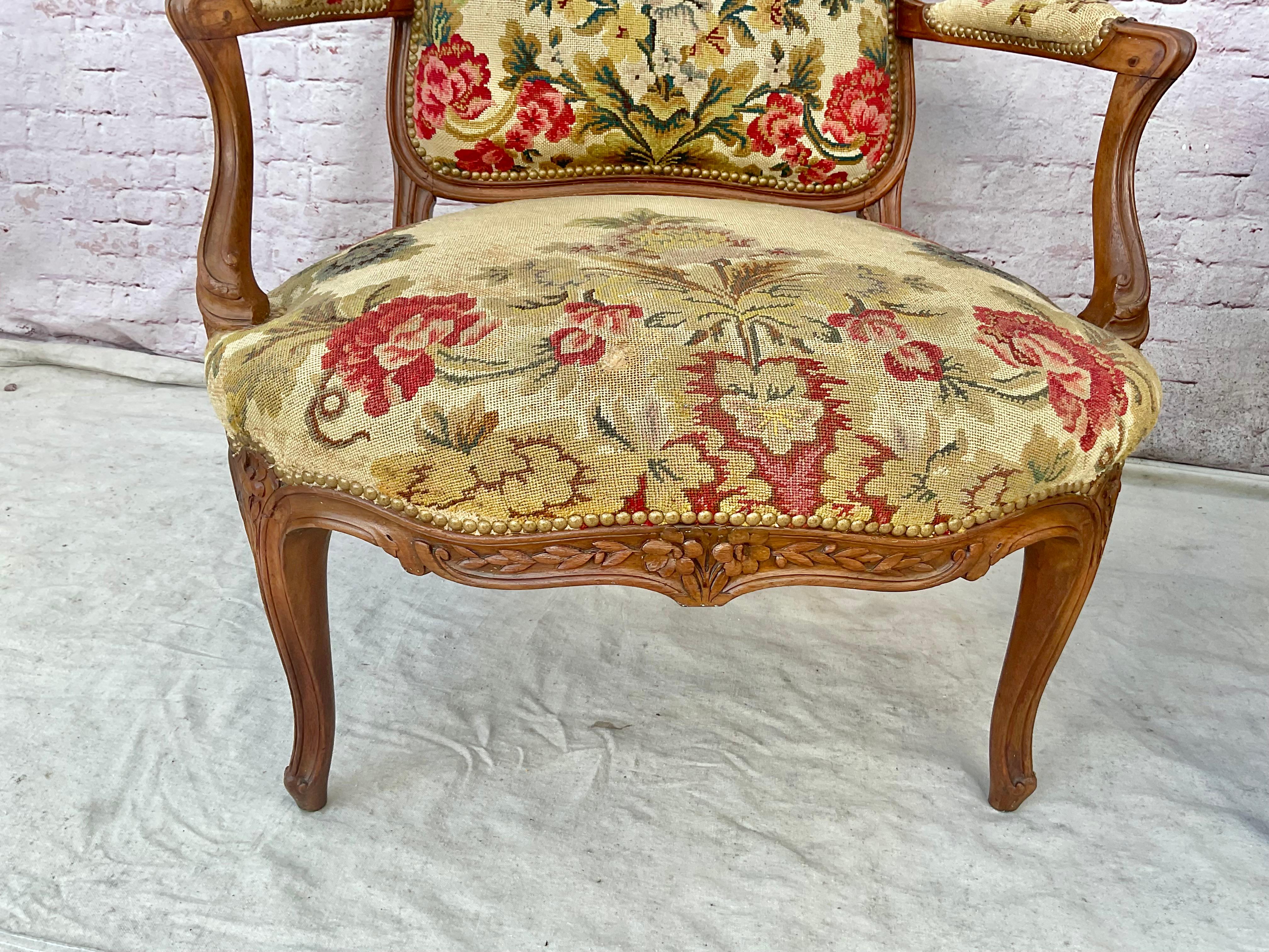 Sillones Fauteuil de Aguja Franceses Luis XV del Siglo XVIII - Una Pareja Tallado a mano en venta