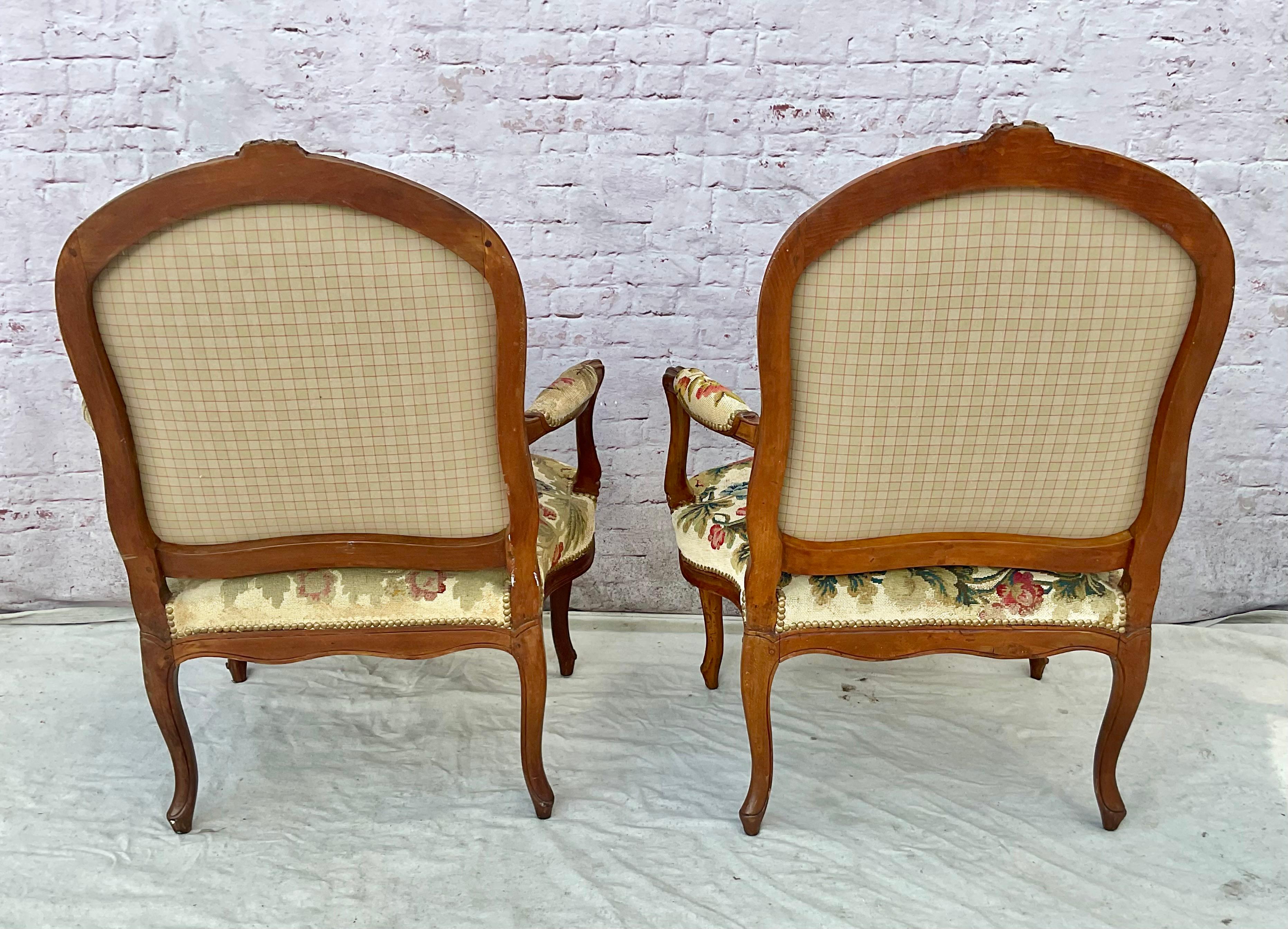 Sculpté à la main Fauteuils Fauteuil à aiguilles Louis XV du XVIIIe siècle - une paire en vente