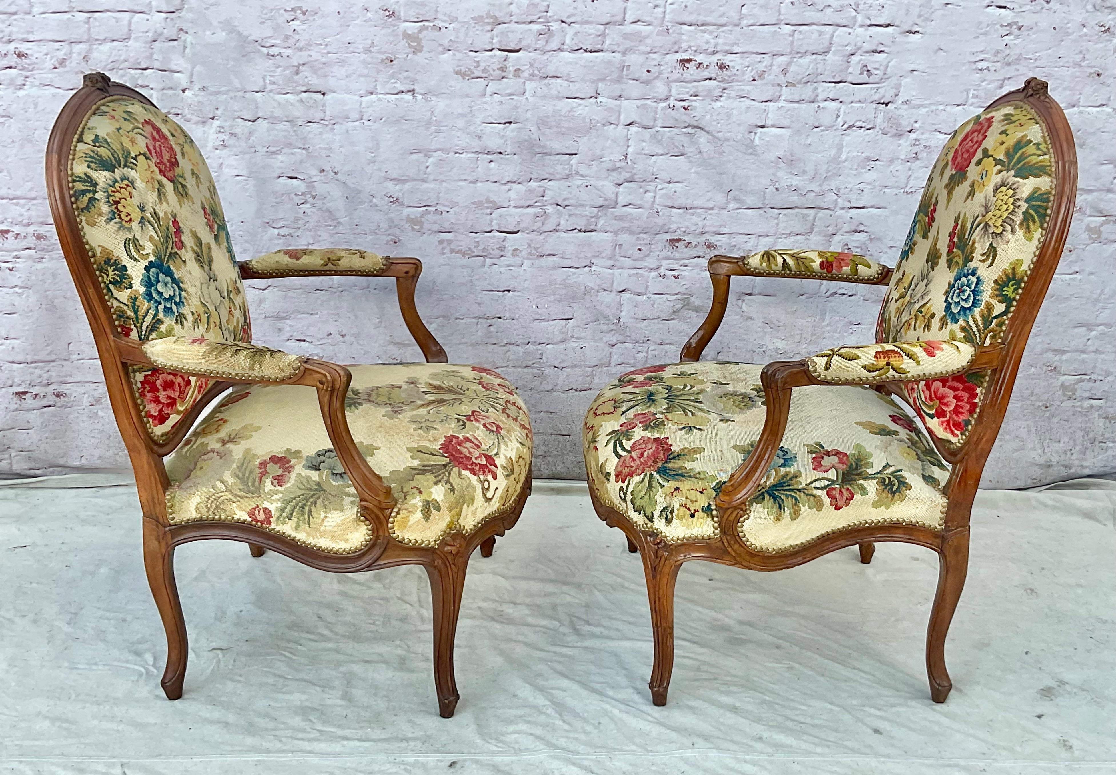Fauteuils Fauteuil à aiguilles Louis XV du XVIIIe siècle - une paire Bon état - En vente à Bradenton, FL
