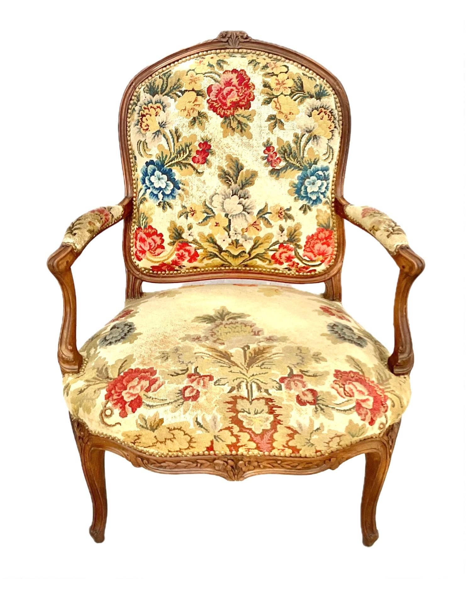 Textile Fauteuils Fauteuil à aiguilles Louis XV du XVIIIe siècle - une paire en vente