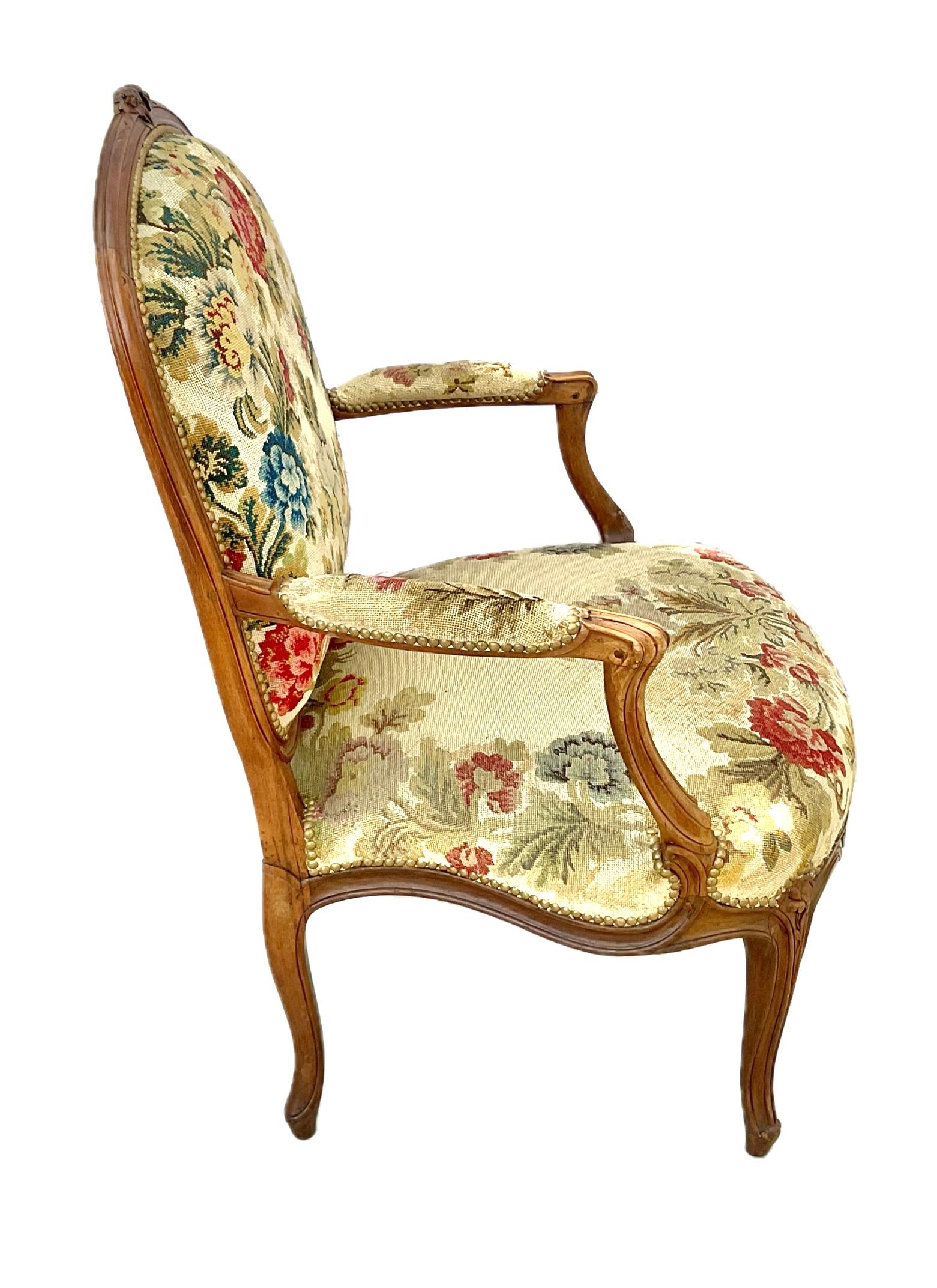 Fauteuils Fauteuil à aiguilles Louis XV du XVIIIe siècle - une paire en vente 1