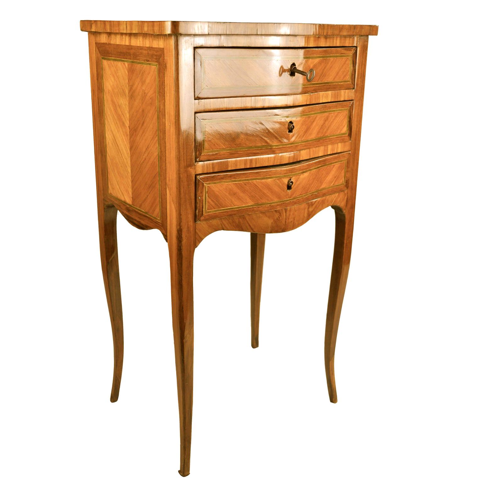 Coffre/table d'appoint Louis XV du 18ème siècle français à trois tiroirs en vente