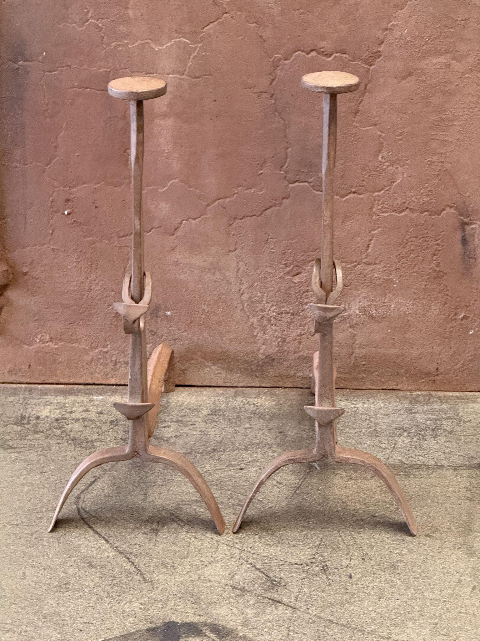 Französische Andirons aus dem 18. Jahrhundert im Stil von Louis XV. Die Andirons sind aus Schmiedeeisen gefertigt und wunderschön geschmiedet und geschnitzt. Sie haben Spießhaken zum Grillen von Lebensmitteln. Der Zustand ist gut.