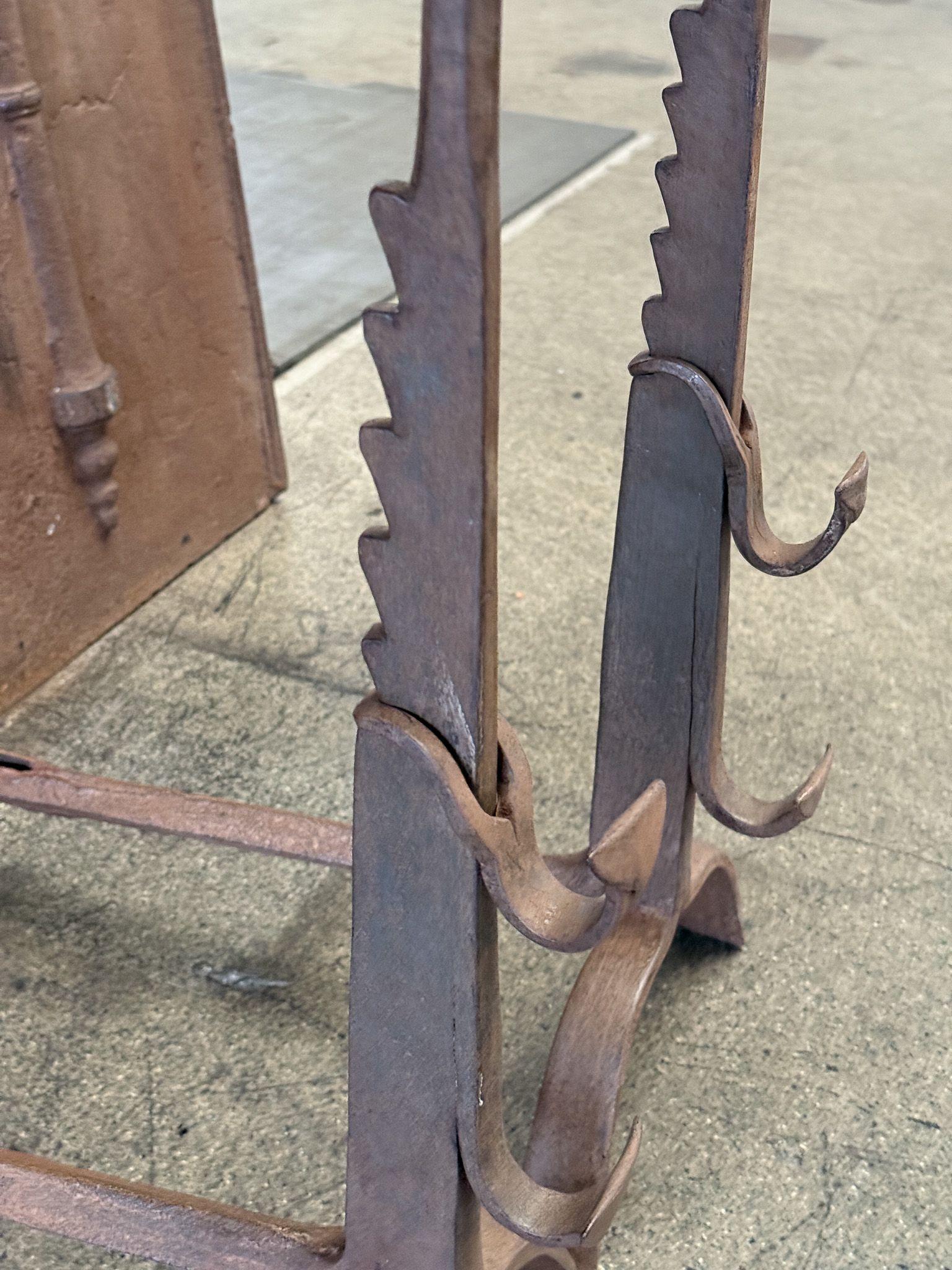 18. Jahrhundert Französisch Louis XV Periode Andirons oder Firedogs (Schmiedeeisen) im Angebot