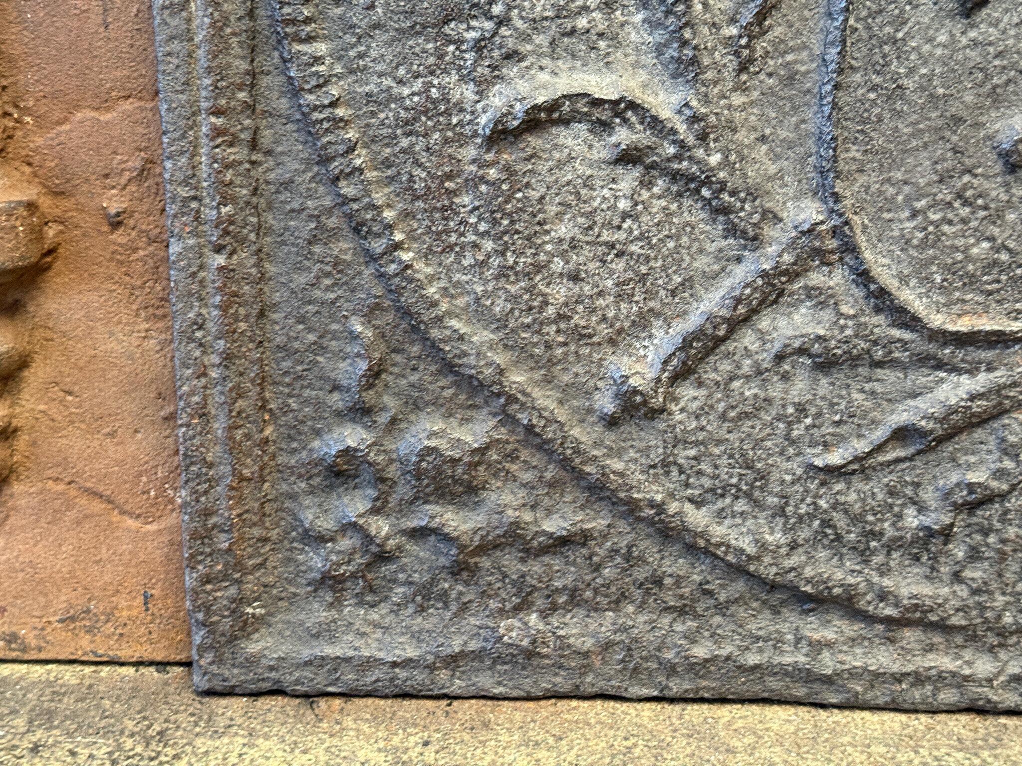 Armi di Francia del 18° secolo, periodo Luigi XV, con rivestimento per il caminetto / backsplash in vendita 5