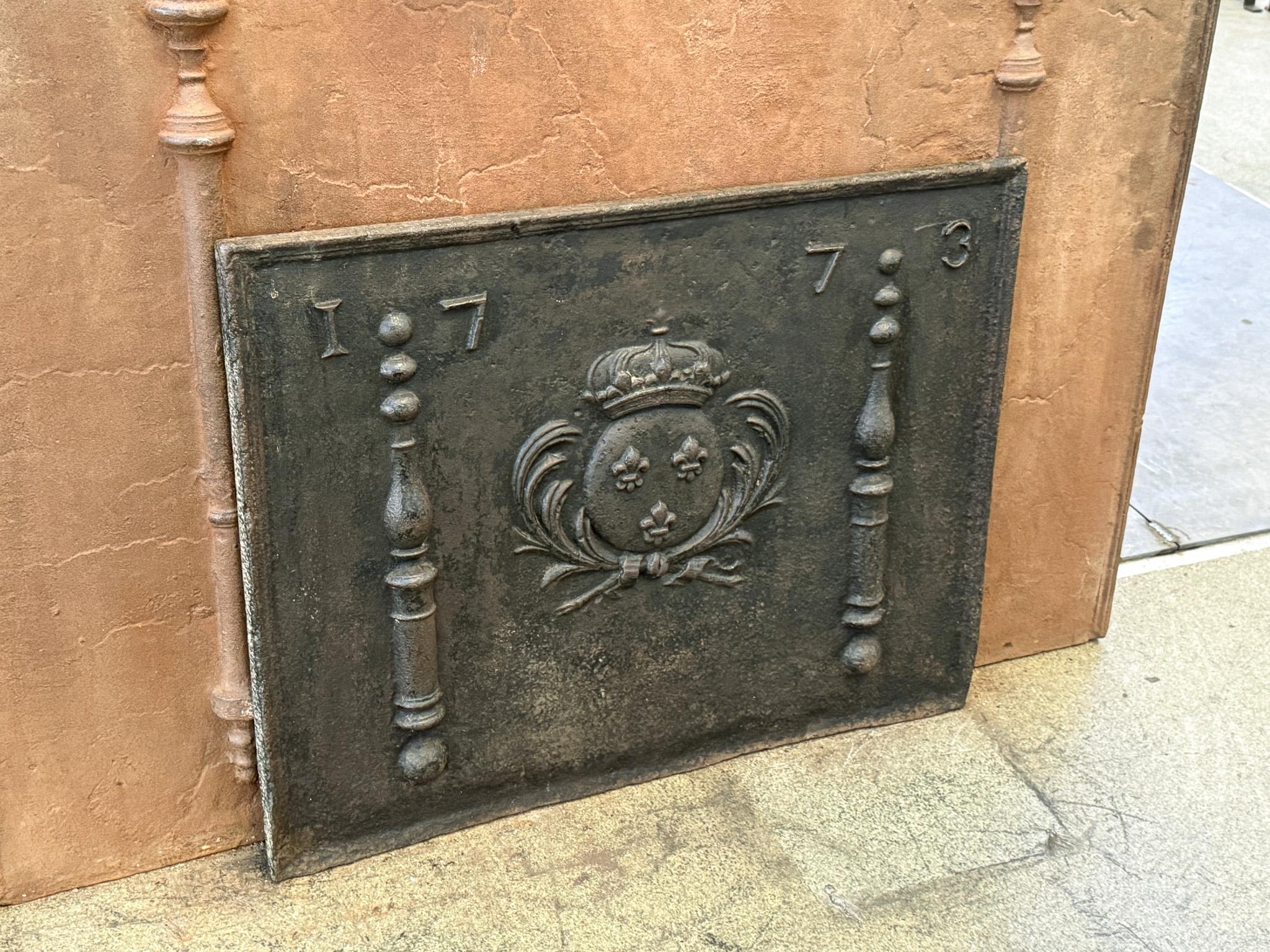 Francese Armi di Francia del 18° secolo, periodo Luigi XV, con rivestimento per il caminetto / backsplash in vendita