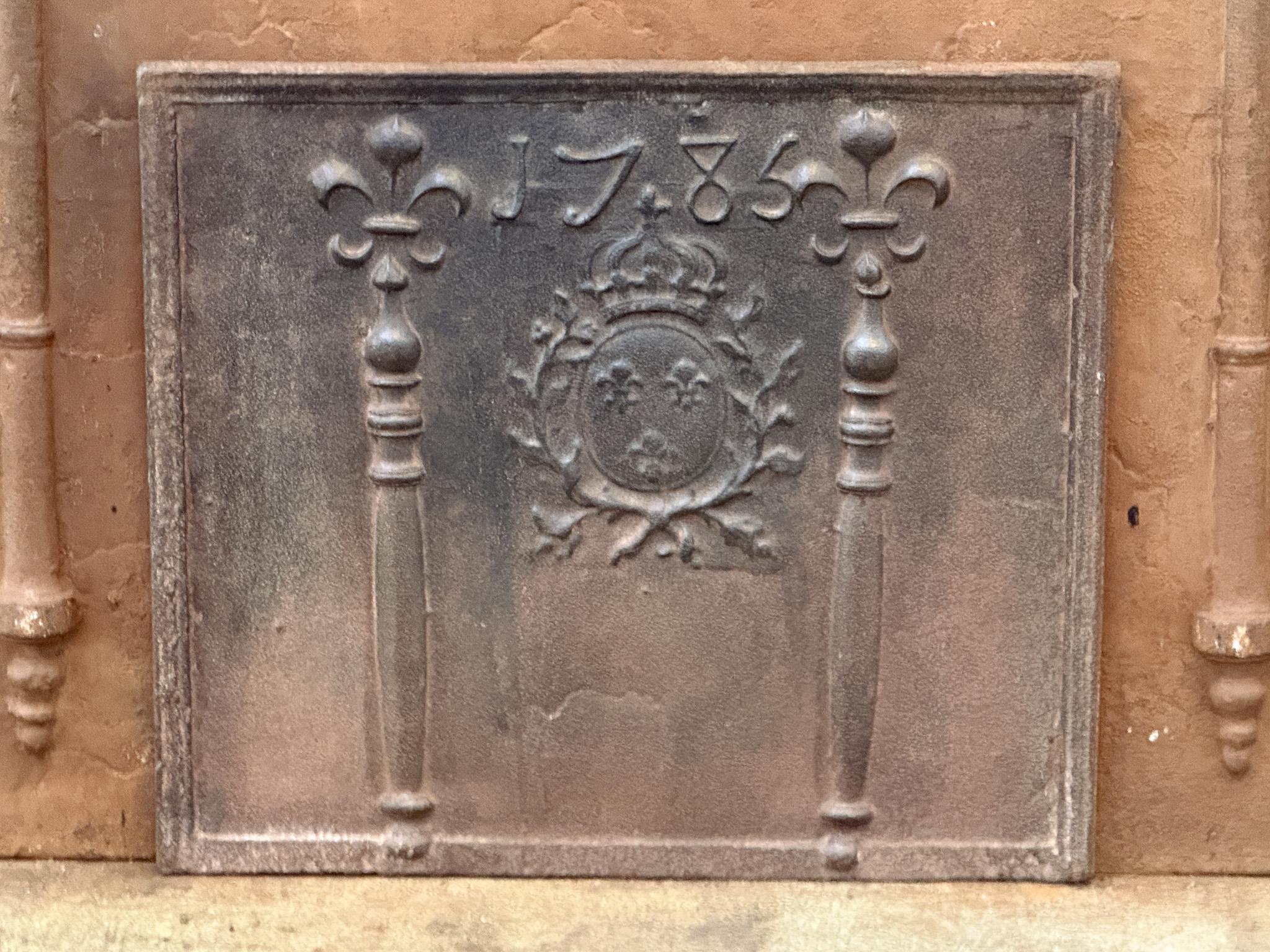 Französische „Arms of France“-Feuerböcke aus der Louis-XV-Periode des 18. Jahrhunderts, Kaminsims / Rückwand (Louis XV.) im Angebot