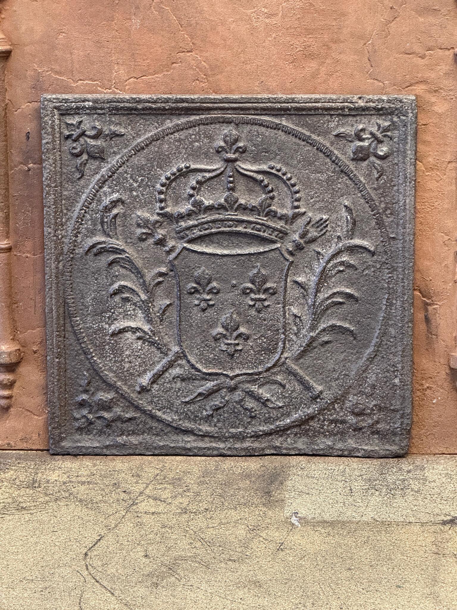Francese Armi di Francia del 18° secolo, periodo Luigi XV, con rivestimento per il caminetto / backsplash in vendita