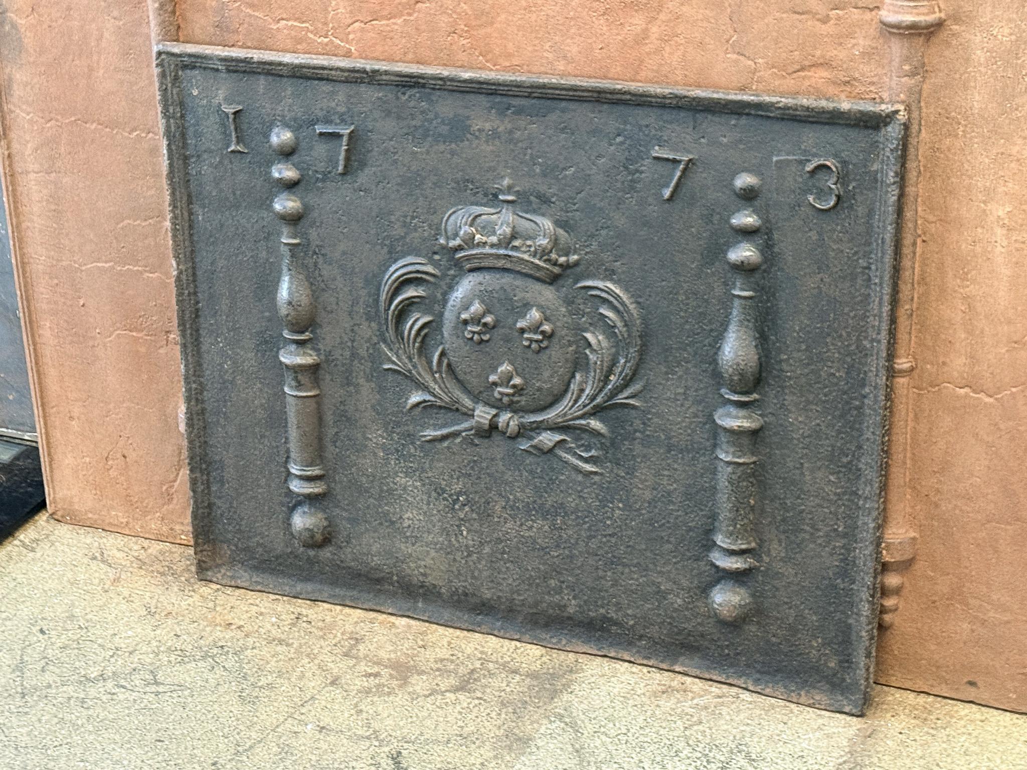 Calco Armi di Francia del 18° secolo, periodo Luigi XV, con rivestimento per il caminetto / backsplash in vendita