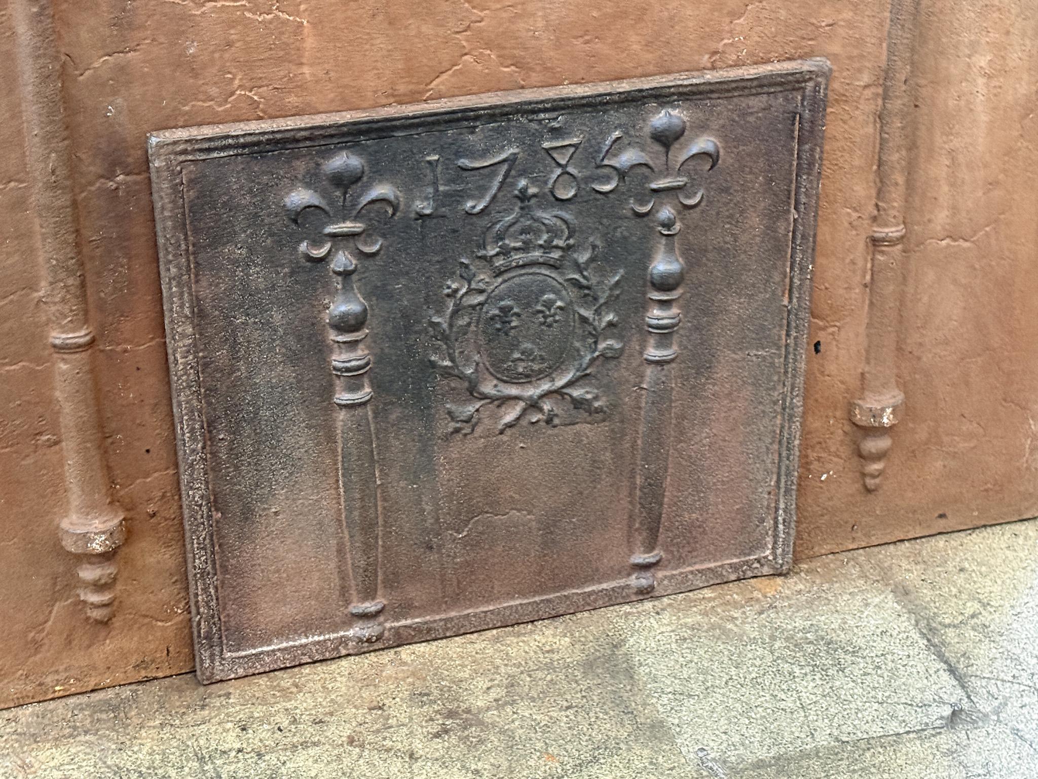 Französische „Arms of France“-Feuerböcke aus der Louis-XV-Periode des 18. Jahrhunderts, Kaminsims / Rückwand (Gegossen) im Angebot