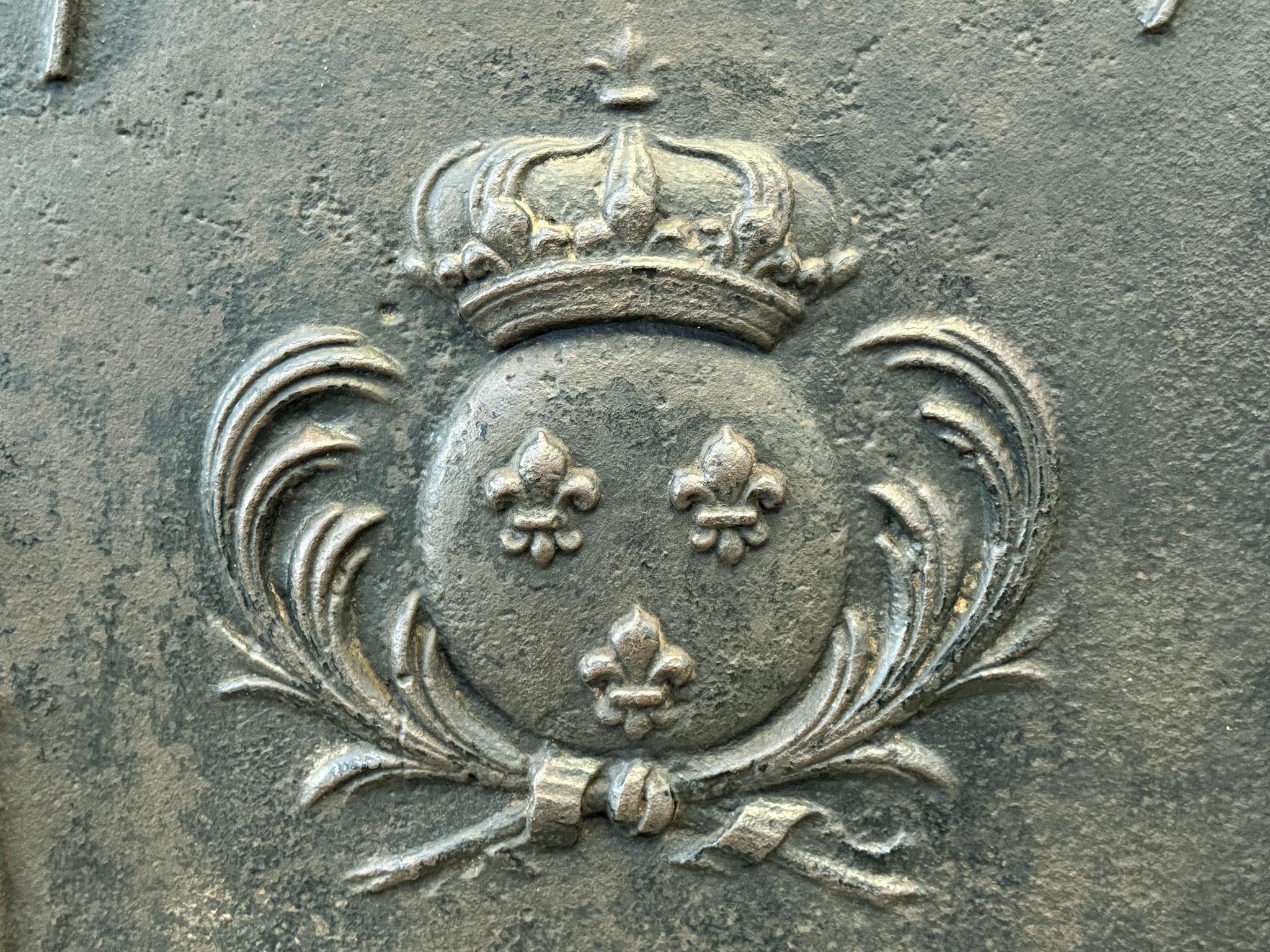 Armi di Francia del 18° secolo, periodo Luigi XV, con rivestimento per il caminetto / backsplash In condizioni buone in vendita a Soest, NL