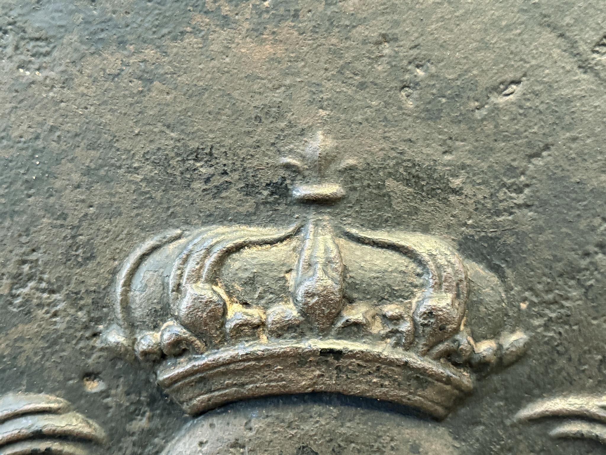 Fino al XVIII secolo Armi di Francia del 18° secolo, periodo Luigi XV, con rivestimento per il caminetto / backsplash in vendita