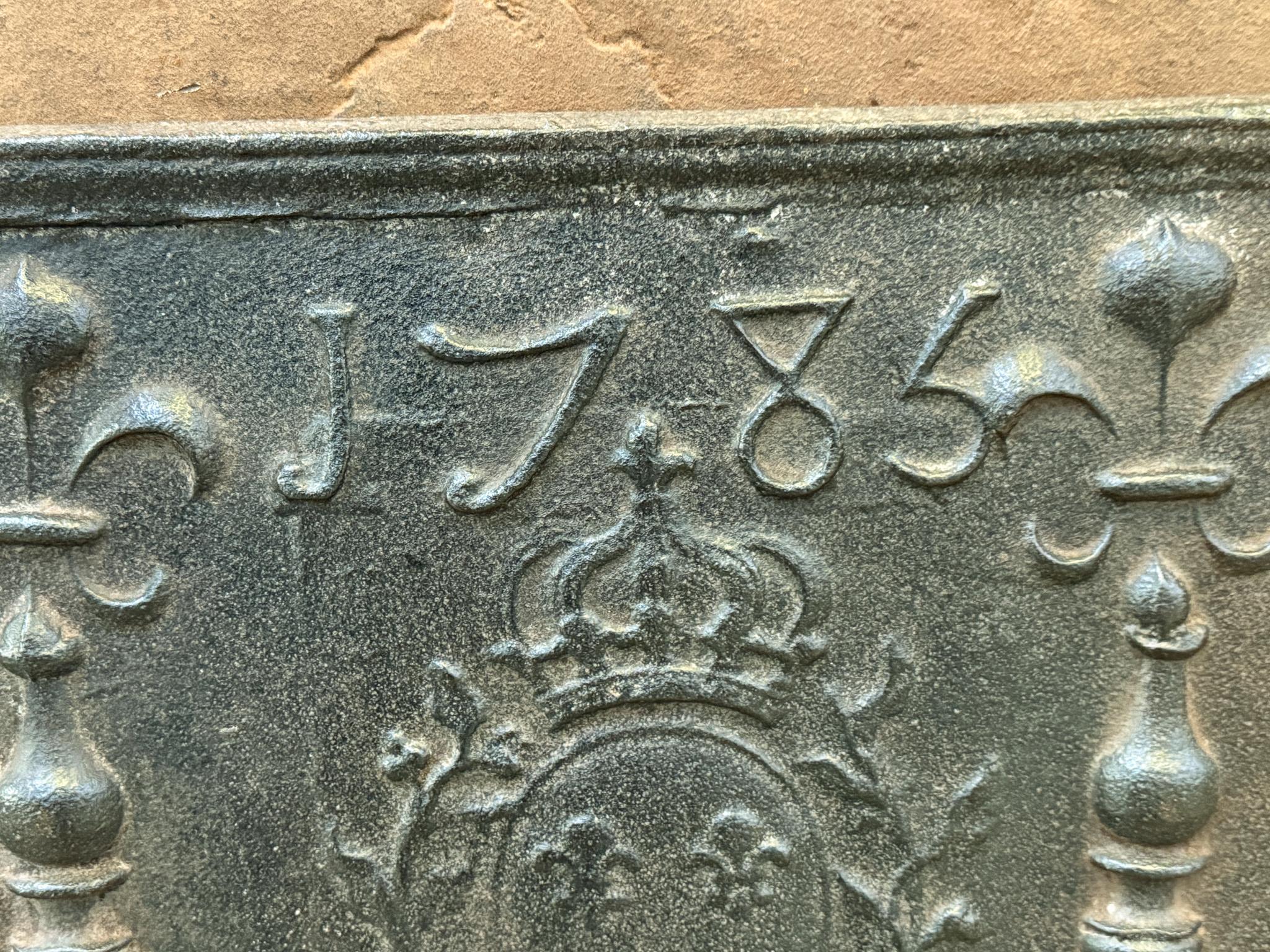 Französische „Arms of France“-Feuerböcke aus der Louis-XV-Periode des 18. Jahrhunderts, Kaminsims / Rückwand (18. Jahrhundert und früher) im Angebot