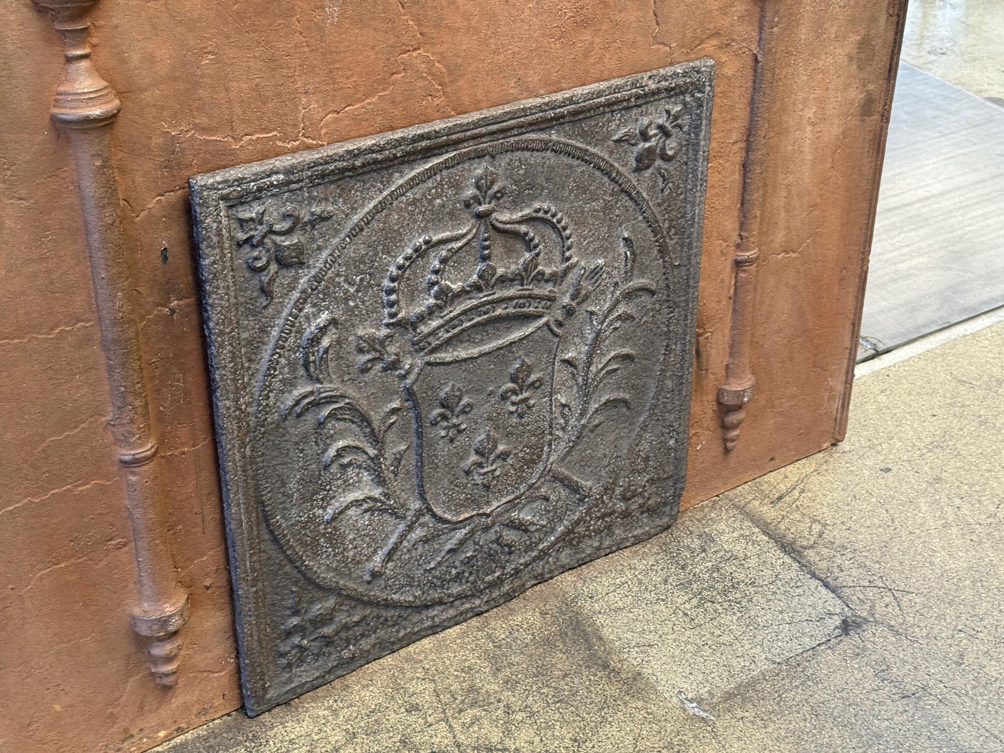 Fino al XVIII secolo Armi di Francia del 18° secolo, periodo Luigi XV, con rivestimento per il caminetto / backsplash in vendita