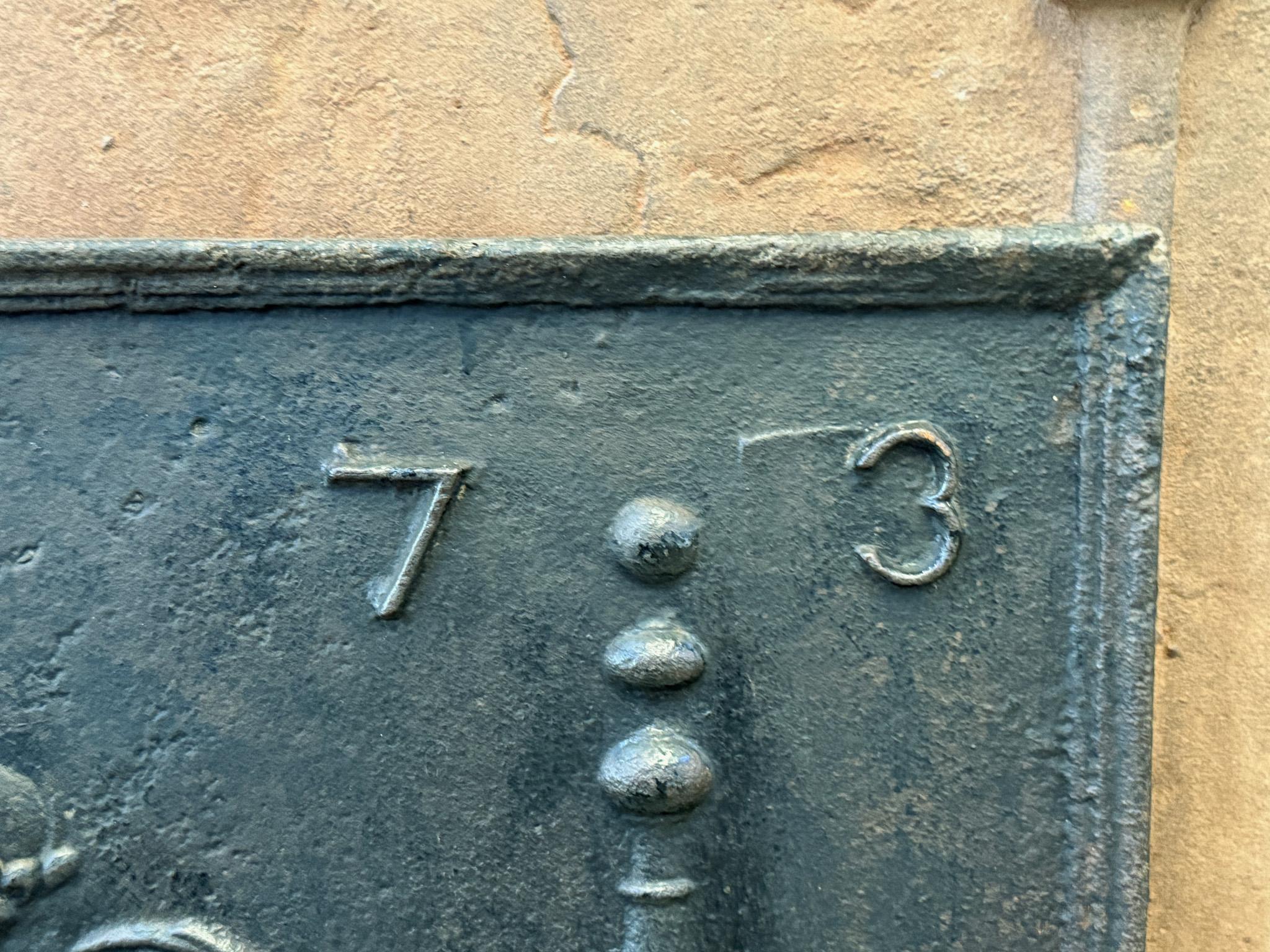 Ferro Armi di Francia del 18° secolo, periodo Luigi XV, con rivestimento per il caminetto / backsplash in vendita