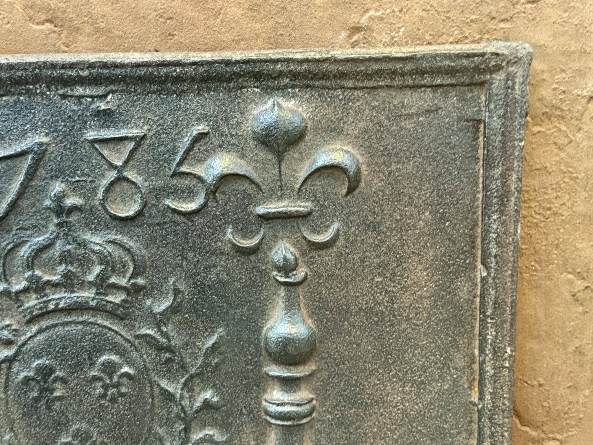 Französische „Arms of France“-Feuerböcke aus der Louis-XV-Periode des 18. Jahrhunderts, Kaminsims / Rückwand (Eisen) im Angebot