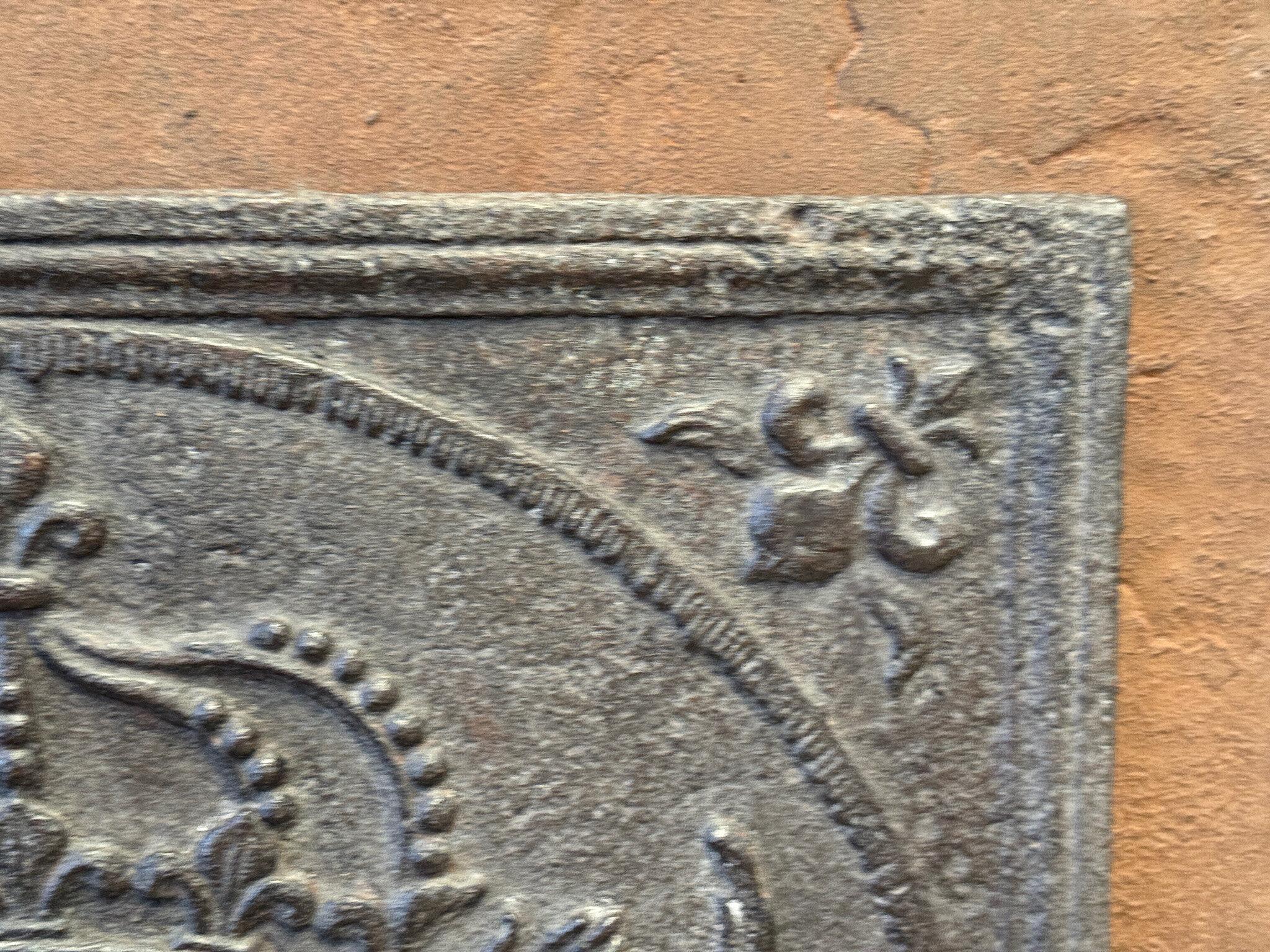 Armi di Francia del 18° secolo, periodo Luigi XV, con rivestimento per il caminetto / backsplash in vendita 1