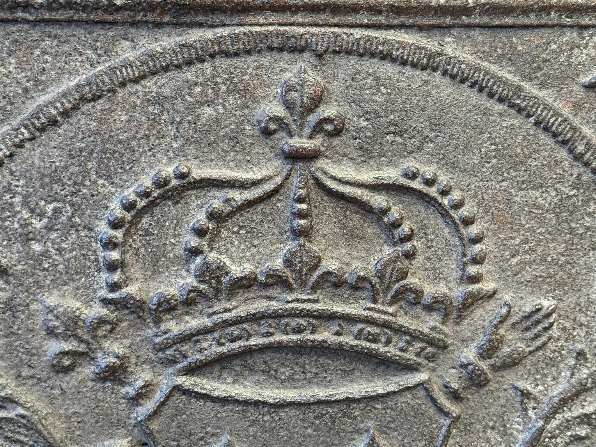 Armi di Francia del 18° secolo, periodo Luigi XV, con rivestimento per il caminetto / backsplash in vendita 2