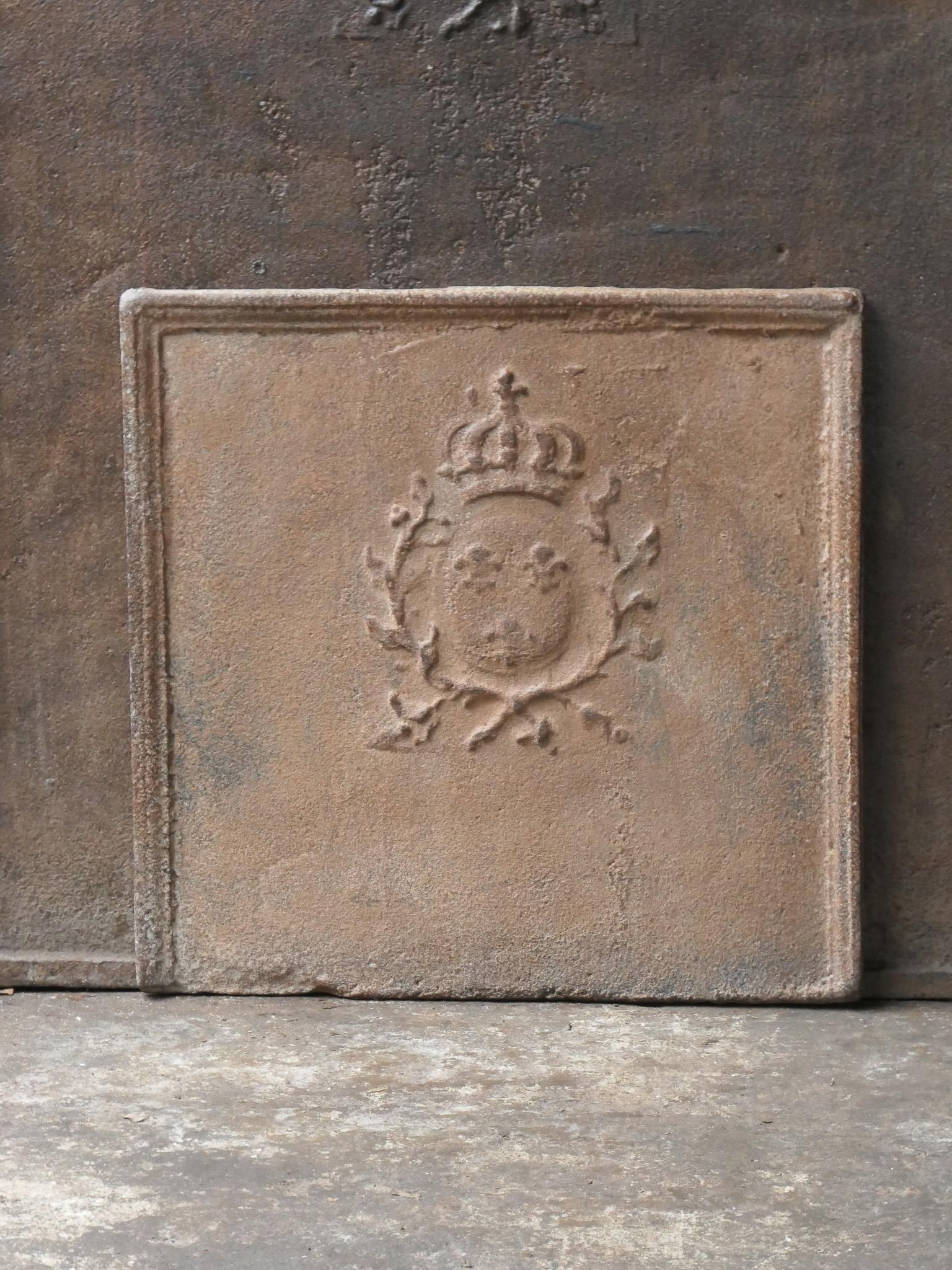 Schöner französischer Louis XV-Kamin aus dem 18. Jahrhundert mit dem Wappen von Frankreich. Dies ist das Wappen des Hauses Bourbon, eines ursprünglich französischen Königshauses, das sich zu einer bedeutenden Dynastie in Europa entwickelte. Sie