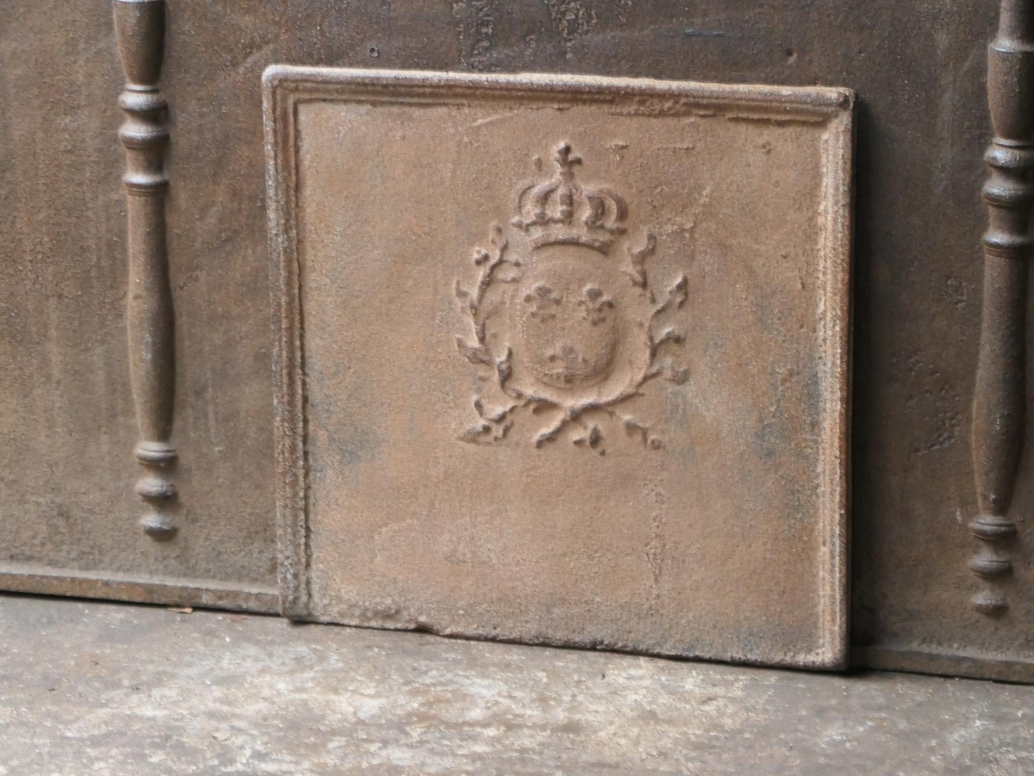 Französische „Arms of France“-Feuerböcke aus der Louis-XV-Periode des 18. Jahrhunderts, Kaminsims / Rückwand im Zustand „Gut“ im Angebot in Amerongen, NL