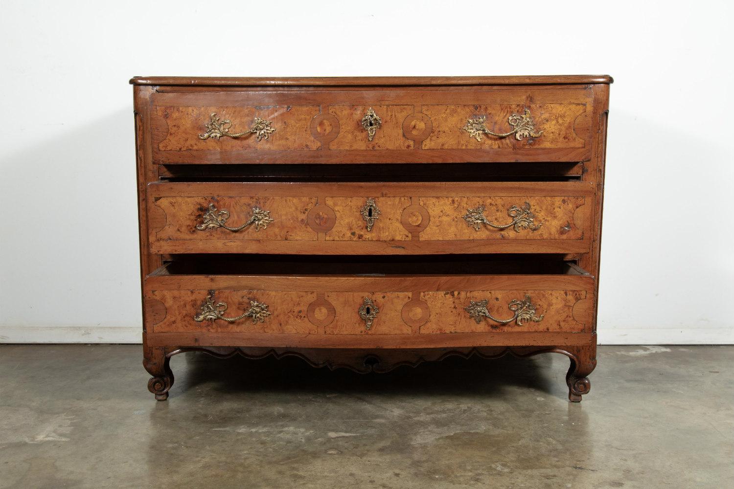 18th Century French Louis XV Period Commode Galbee In Good Condition In Birmingham, AL