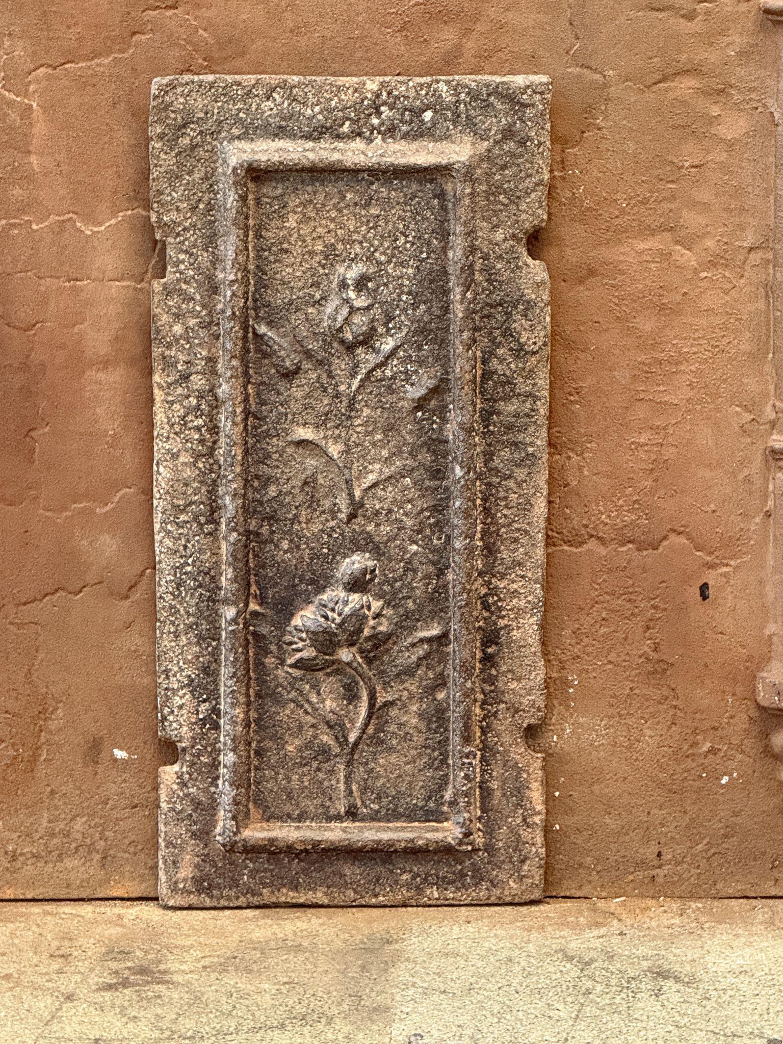 18th century French Louis XV Period fireback with floral decorations.

The fireback has a natural brown patina. Upon request it can be made black/pewter colored at no extra cost. The fireback is in good condition and does not have cracks.