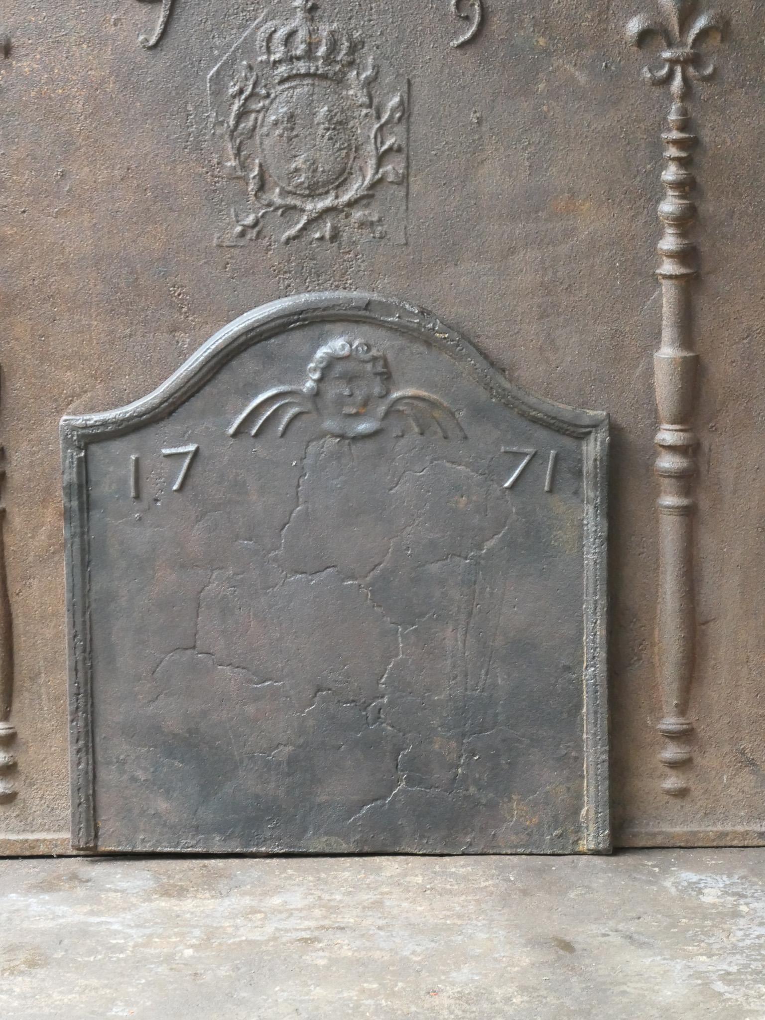 Französischer Kamin aus dem 18. Jahrhundert im Stil Louis XV. Das Herstellungsdatum 1771 ist in den Feuerboden eingegossen.

Die Feuerrückwand hat eine natürliche braune Patina. Auf Wunsch kann es ohne Aufpreis schwarz / zinnfarben hergestellt