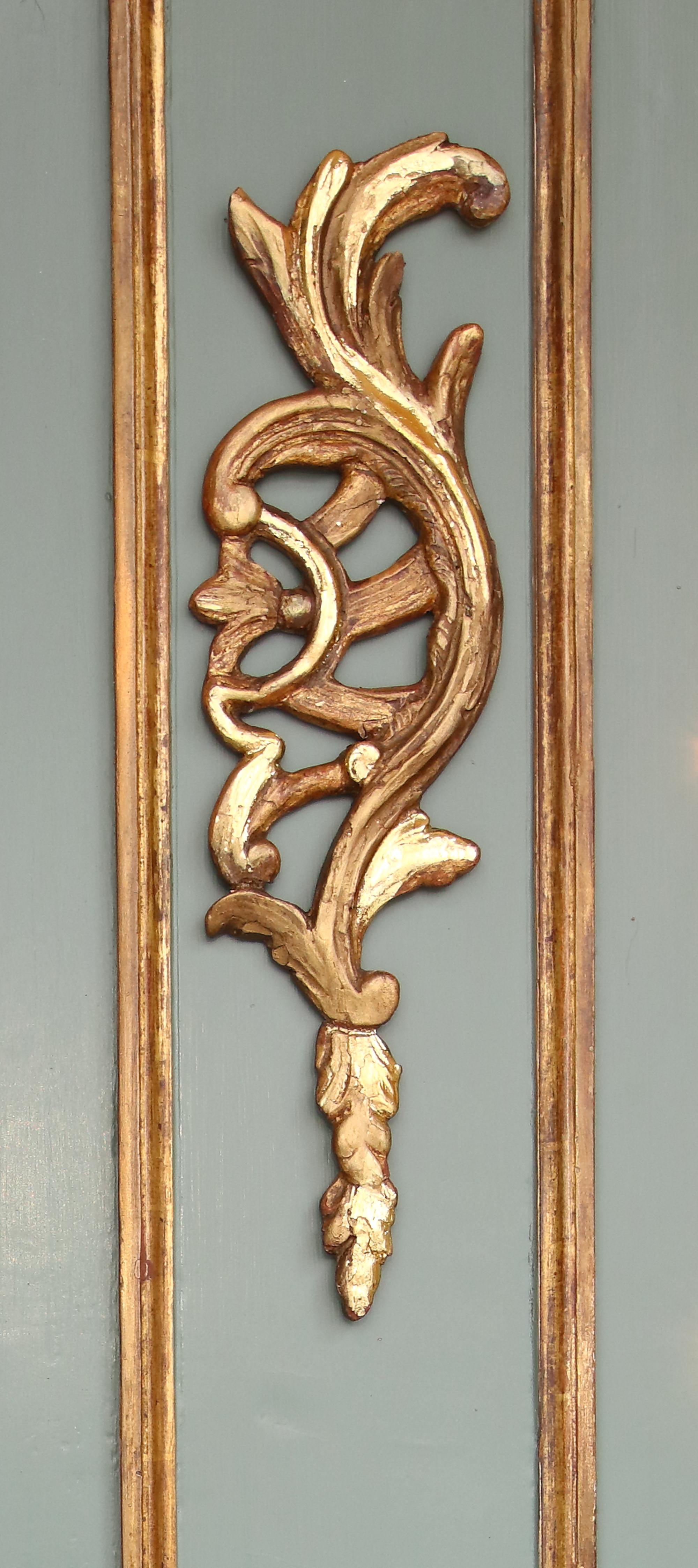 18th Century French Louis XV Period Flower Still Life Trumeau Wall Mirror In Good Condition For Sale In Berlin, DE