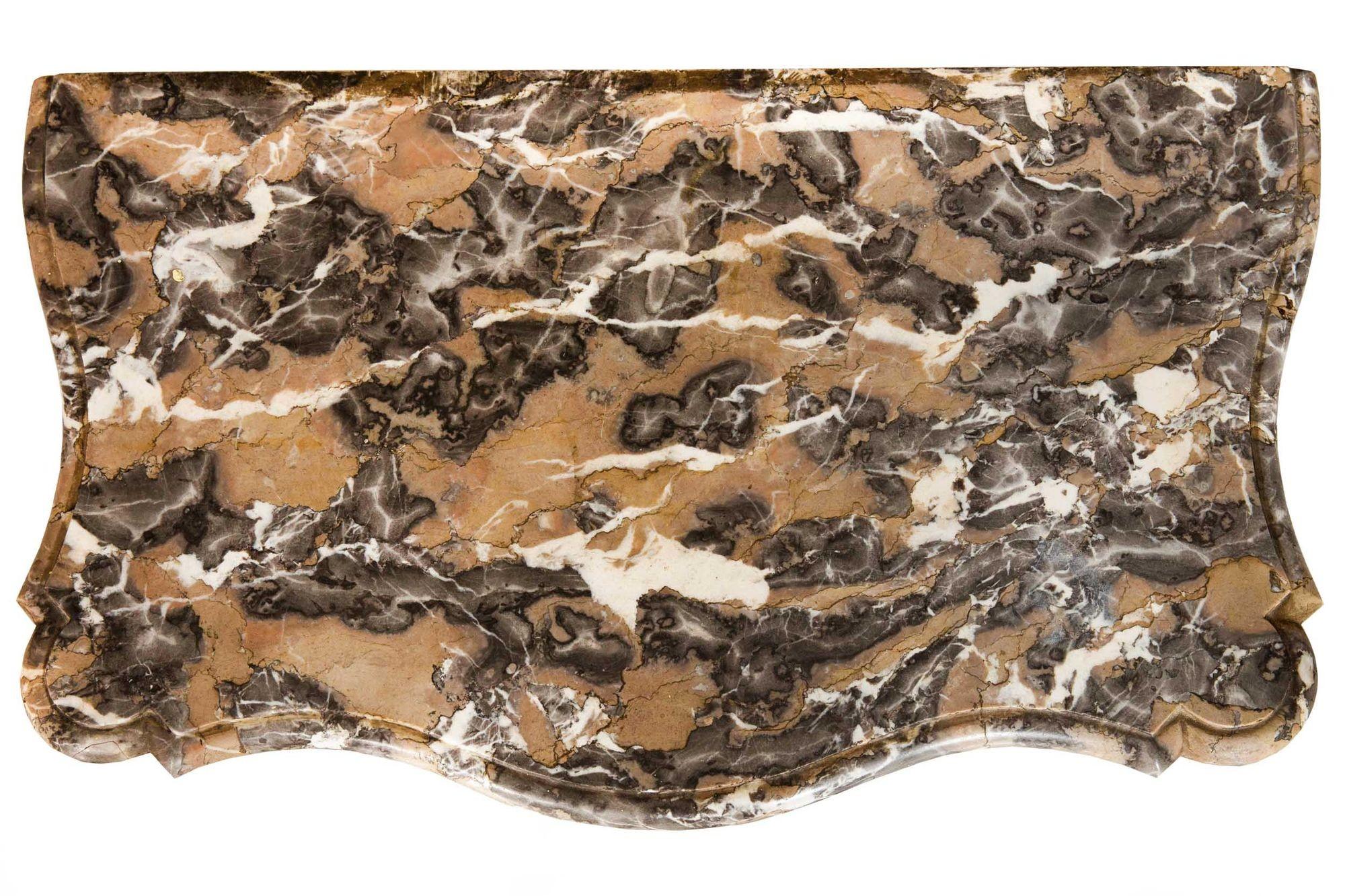 MESA DE MUELLE DE MADERA DORADA TALLADA DE LUIS XV CON TAPA DE MÁRMOL CONFORME
Francia, hacia mediados-finales del siglo XVIII
Artículo nº 405FKP22P

Preciosa consola de madera dorada tallada y calada del periodo Luis XV, con cuerpo de pino tallado