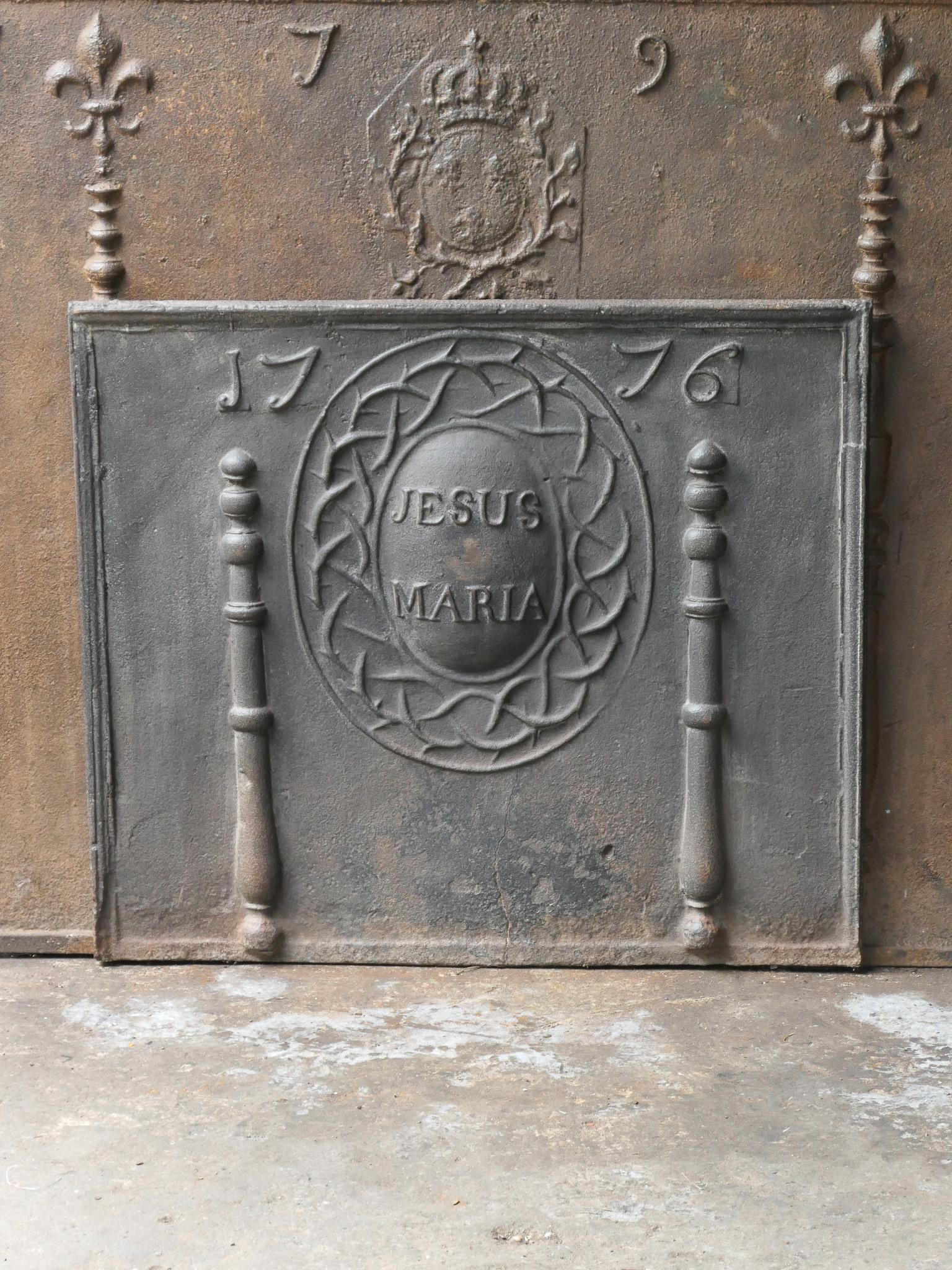 Caminetto francese del XVIII secolo di epoca Luigi XV a tema religioso. Lo schienale del camino è inoltre decorato con due colonne d'Ercole. I pilastri rappresentano la forza e l'ignoto. La data di produzione, 1776, è anche incisa sul retro del