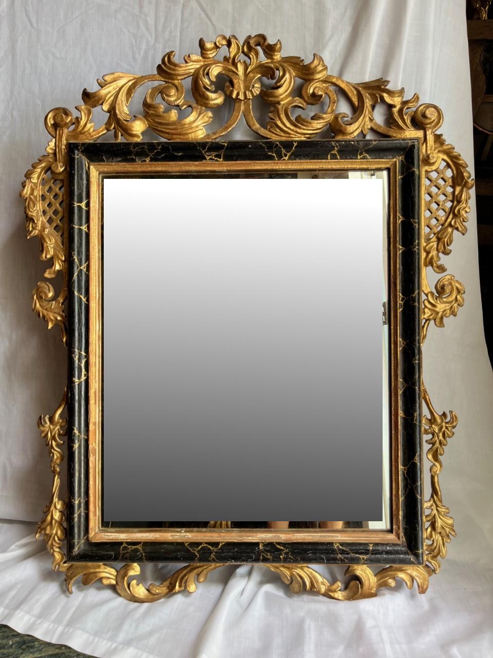 Miroir en bois doré rococo d'époque Louis XV du XVIIIe siècle.

Elegant, vers 1760  Miroir mural rococo avec cadre polychrome et bois doré. Les sculptures ornées d'une exceptionnelle finesse témoignent du haut niveau de compétence acquis par les
