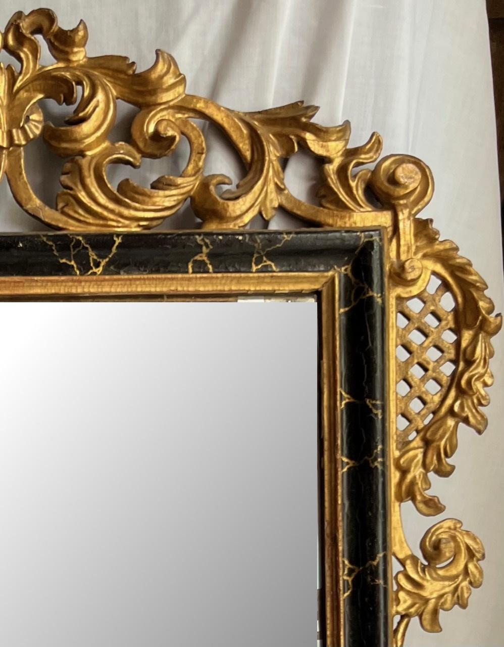 Rococo Miroir en bois doré rococo d'époque Louis XV du XVIIIe siècle. en vente