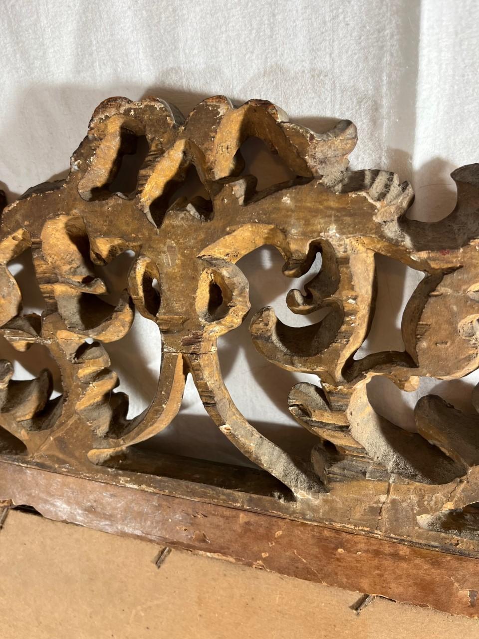 XVIIIe siècle et antérieur Miroir en bois doré rococo d'époque Louis XV du XVIIIe siècle. en vente
